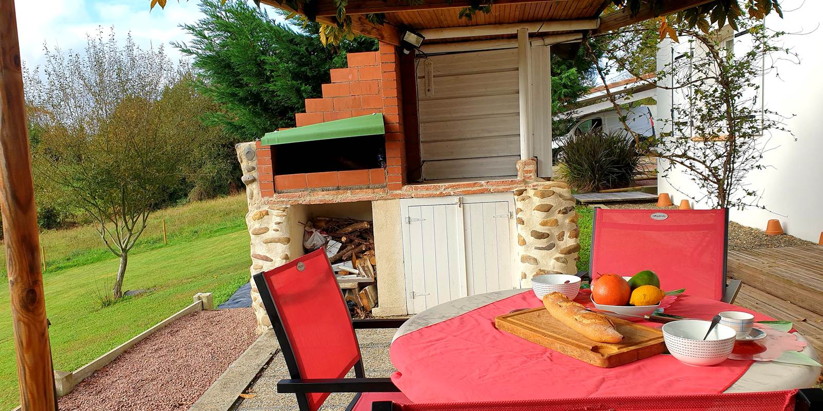 Terrasse sud avec barbecue