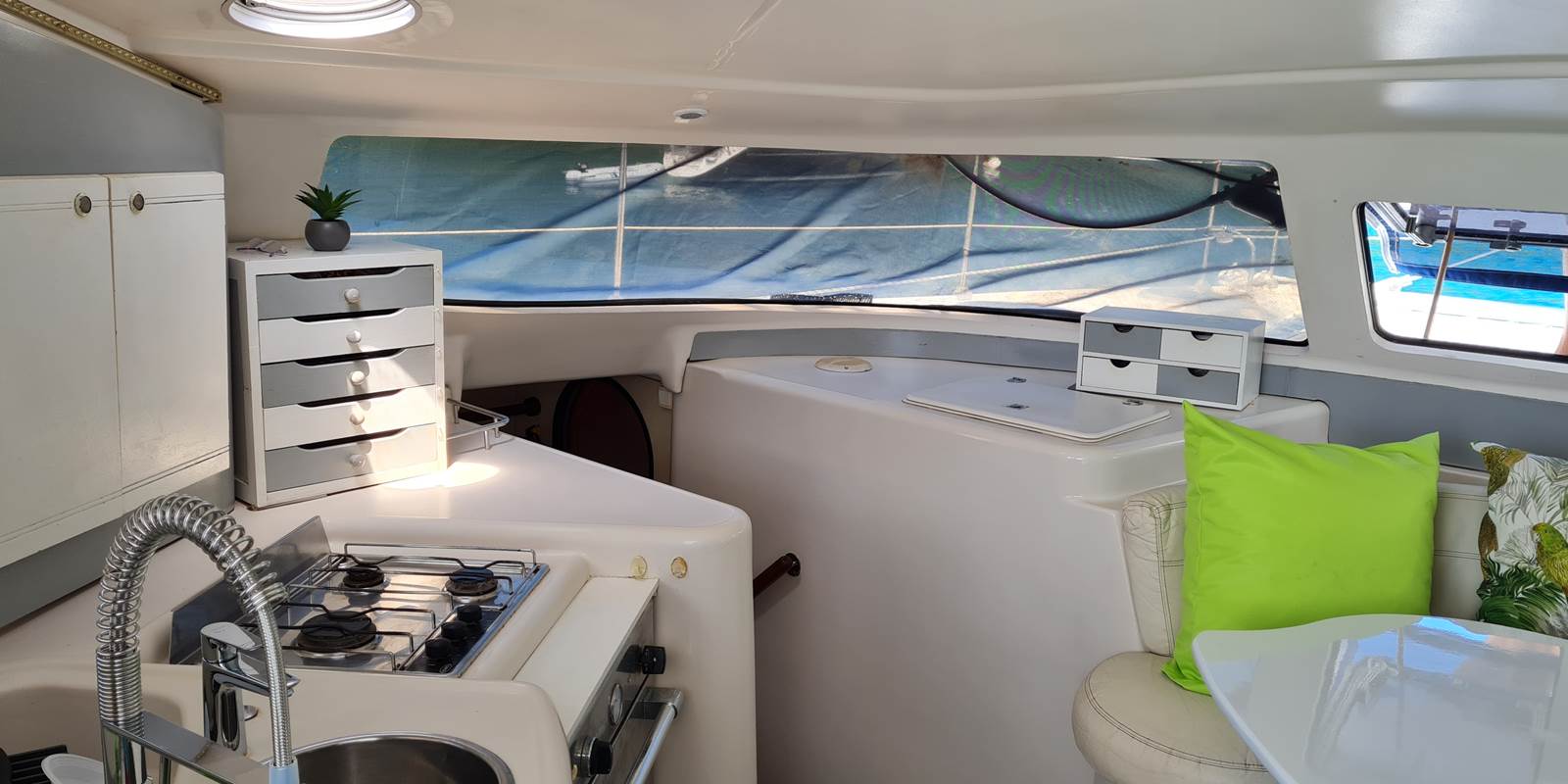 cuisine équipée et escalier vers les cabines