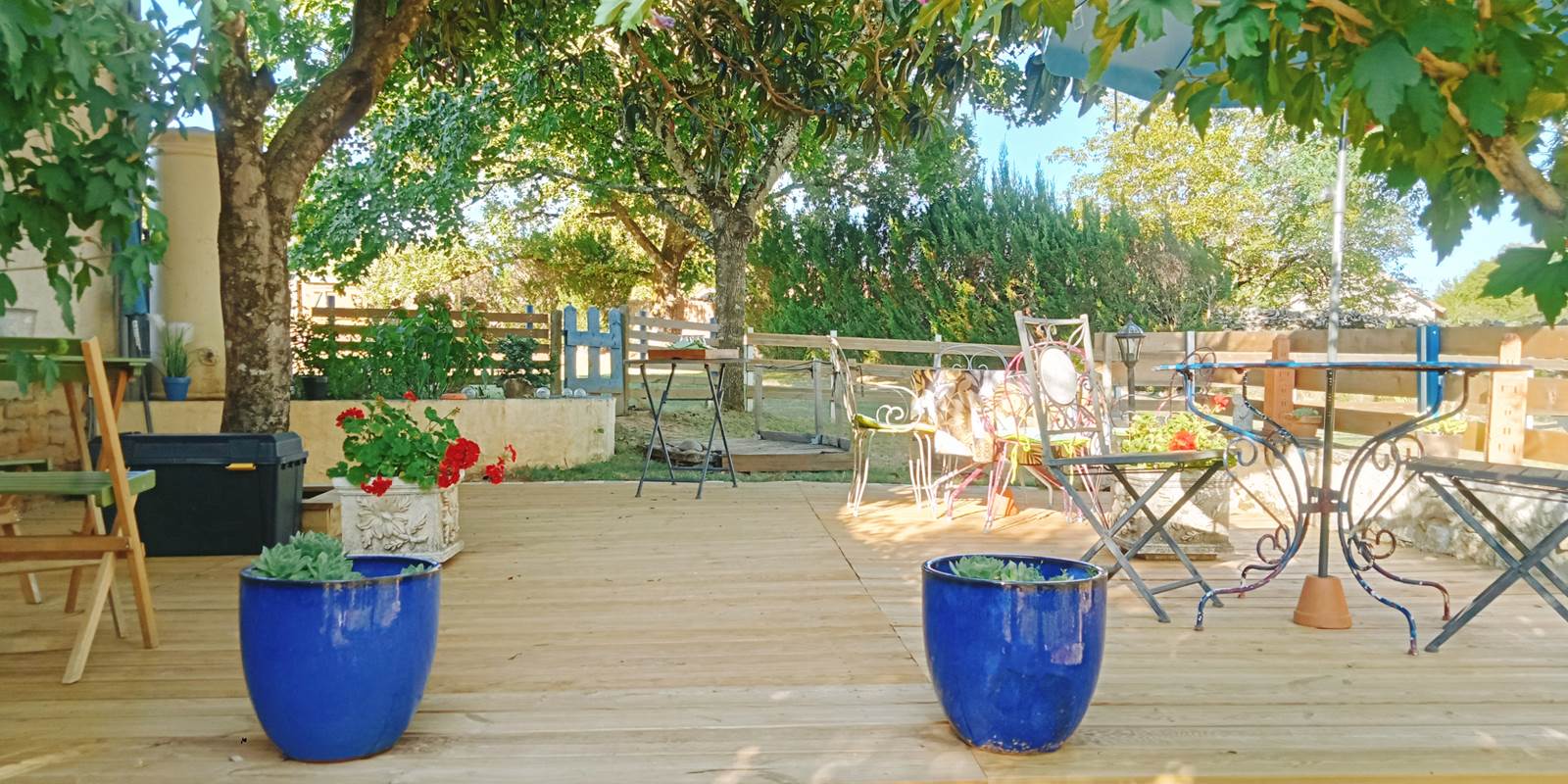 La terrasse pour petit déjeuner et diner