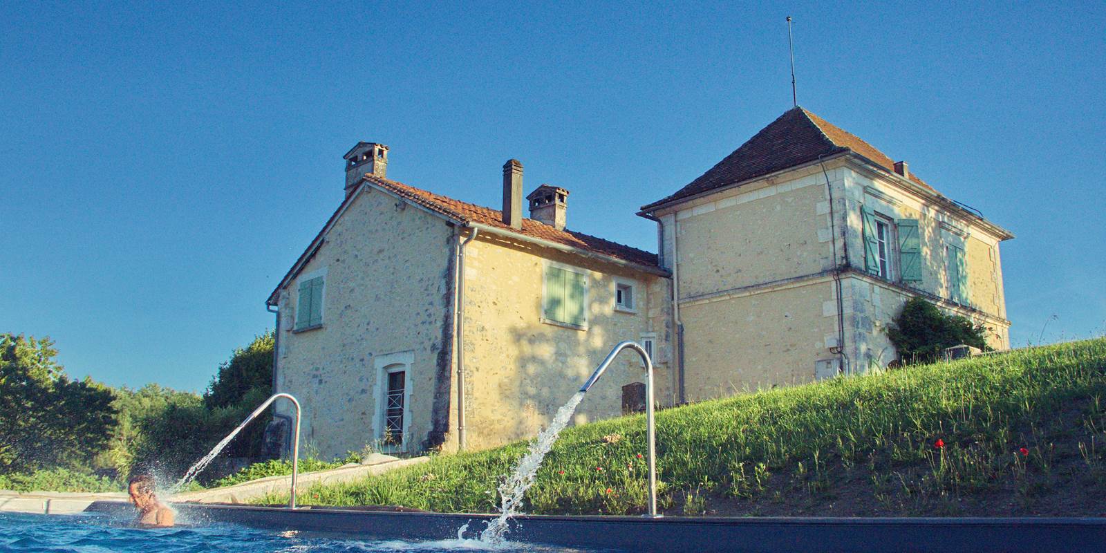 Piscine Chauffée 4 x 14 m / Volet roulant Immergé / Deux Cascades massantes