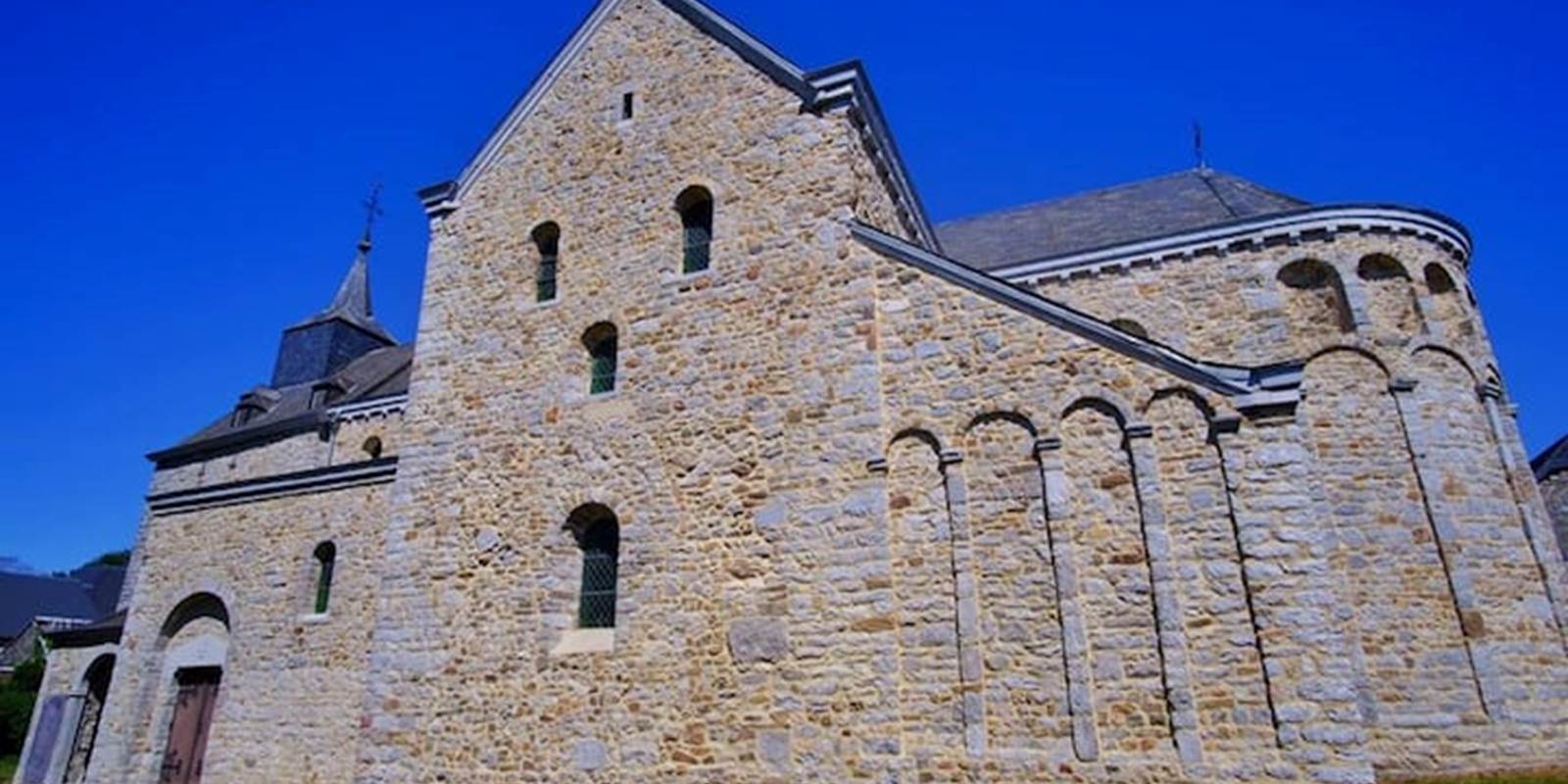 La jolie église de Xhignesse classée au Patrimoine Majeur de Wallonie jouxte le gîte