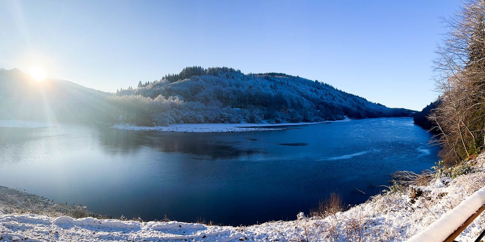Vue enneigée sur le lac des Bariousses