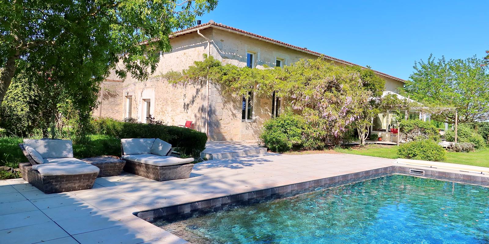 La Goronière vue de la piscine