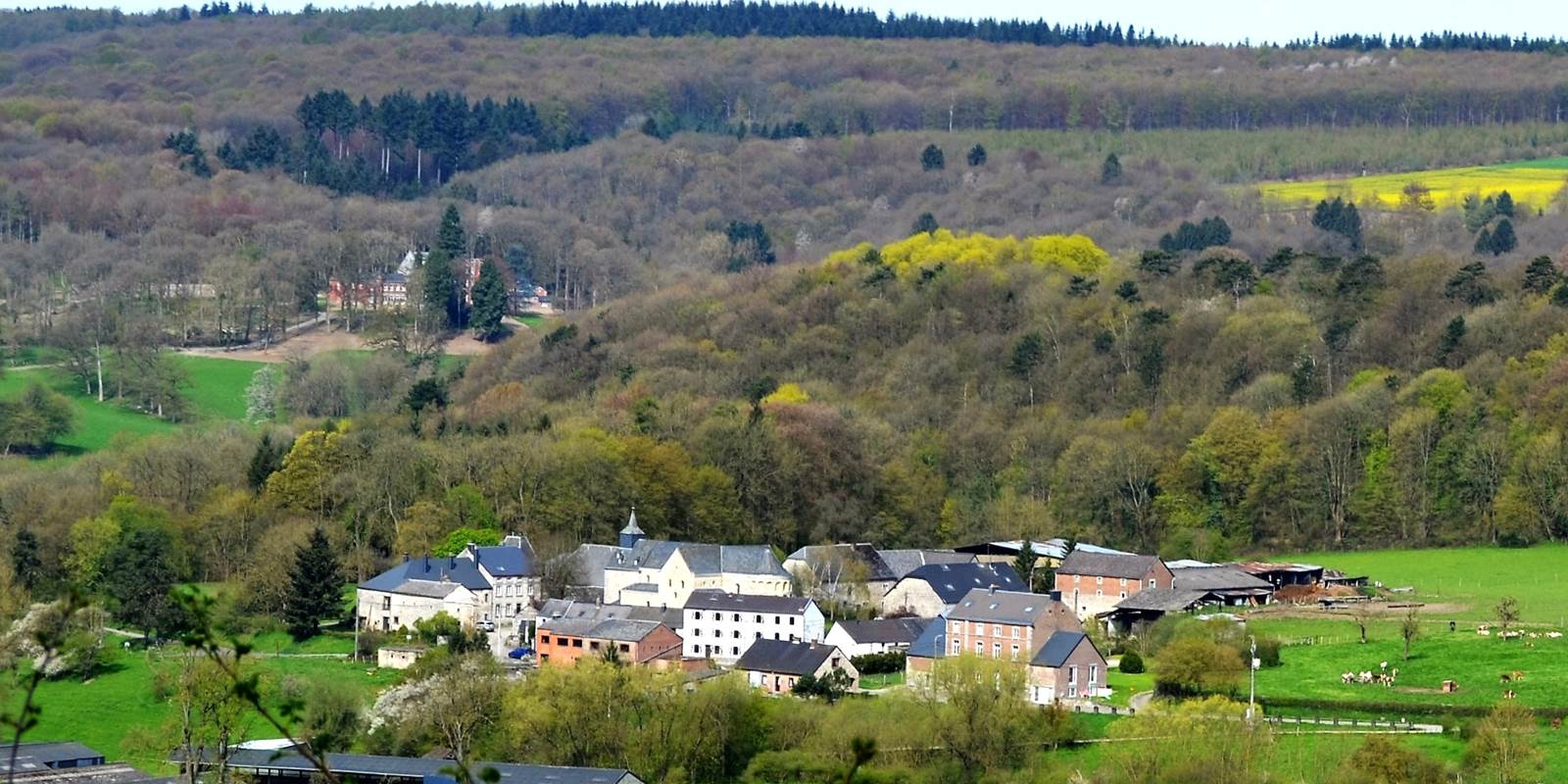 Le hameau de Xhignesse logé dans la verdure