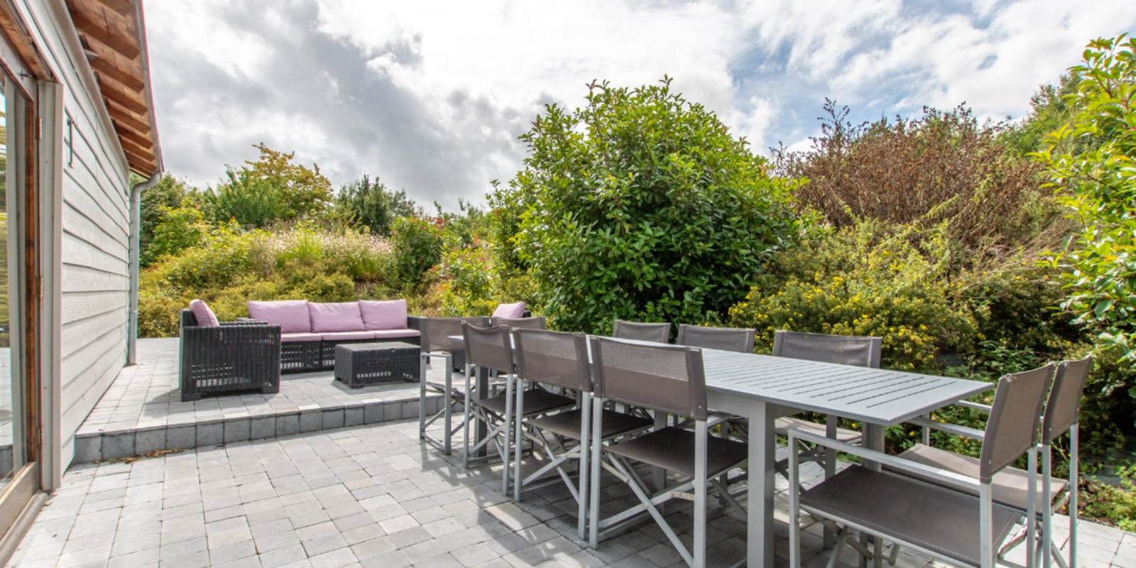 Bramley : vaste terrasse pour apéro convivial