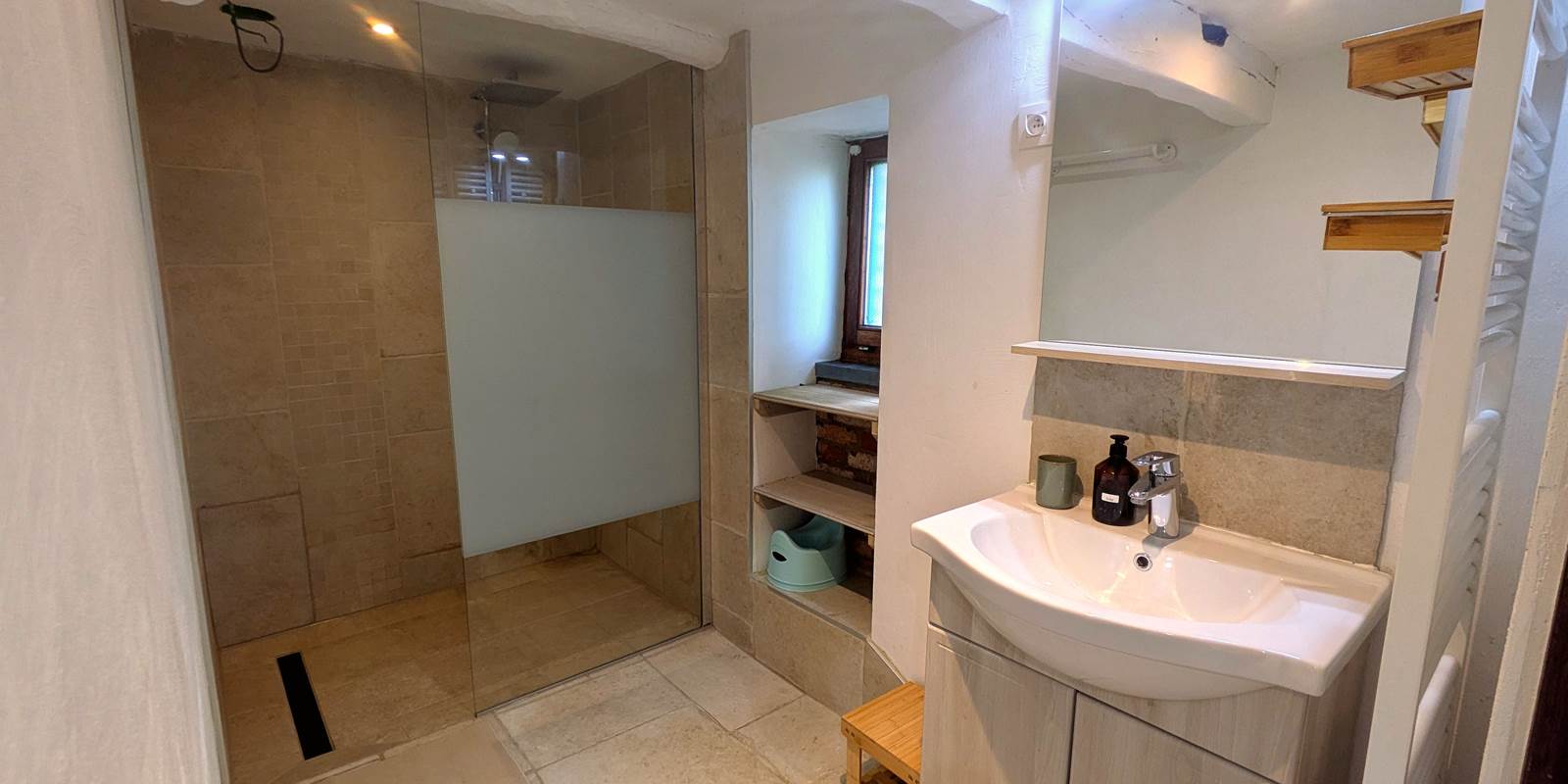 "Walk-in shower room with natural stone tiles – Villa Hérisson gîte