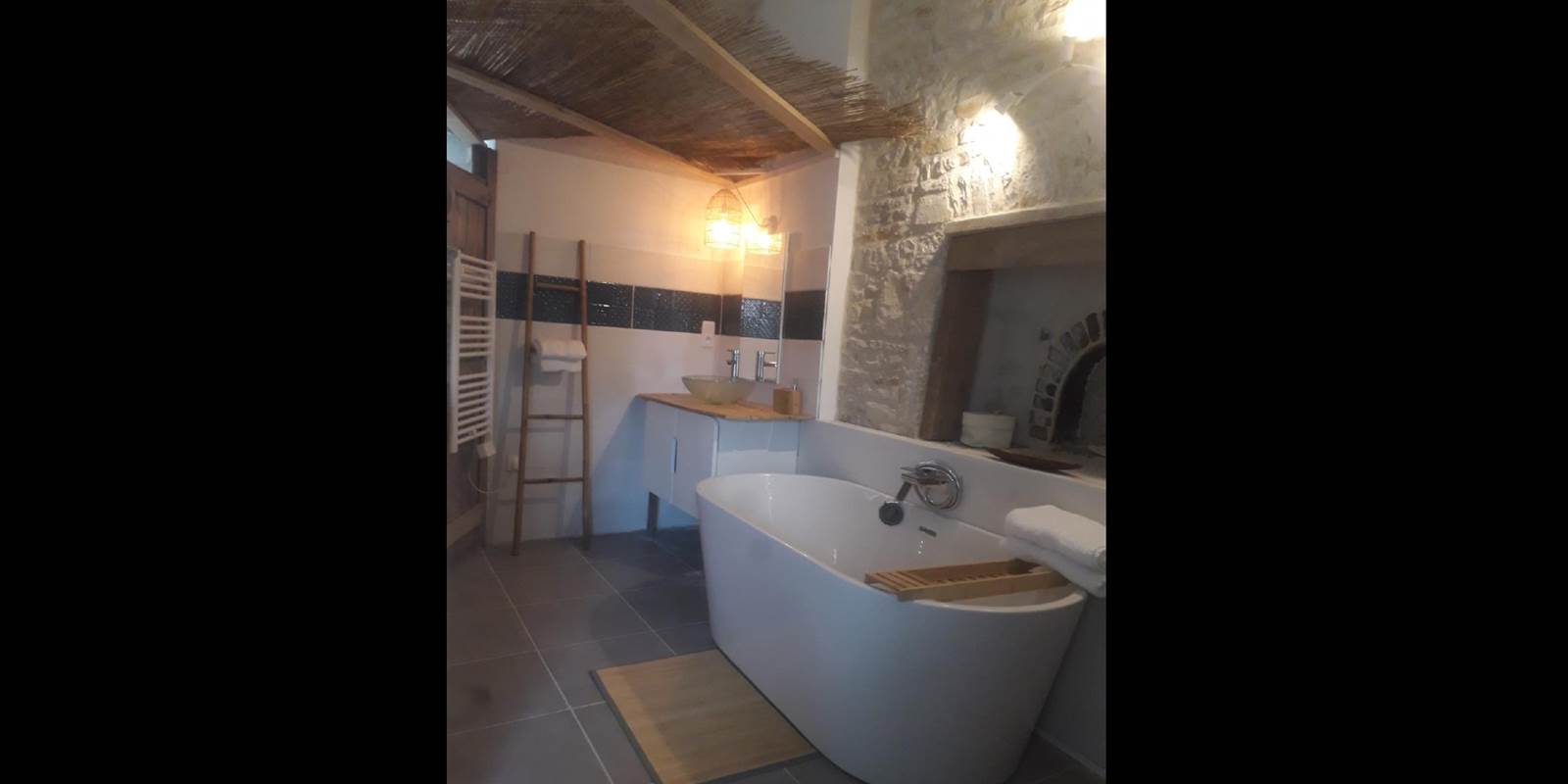 Salle de bain ouverte - baignoire ilot, sèche-serviettes