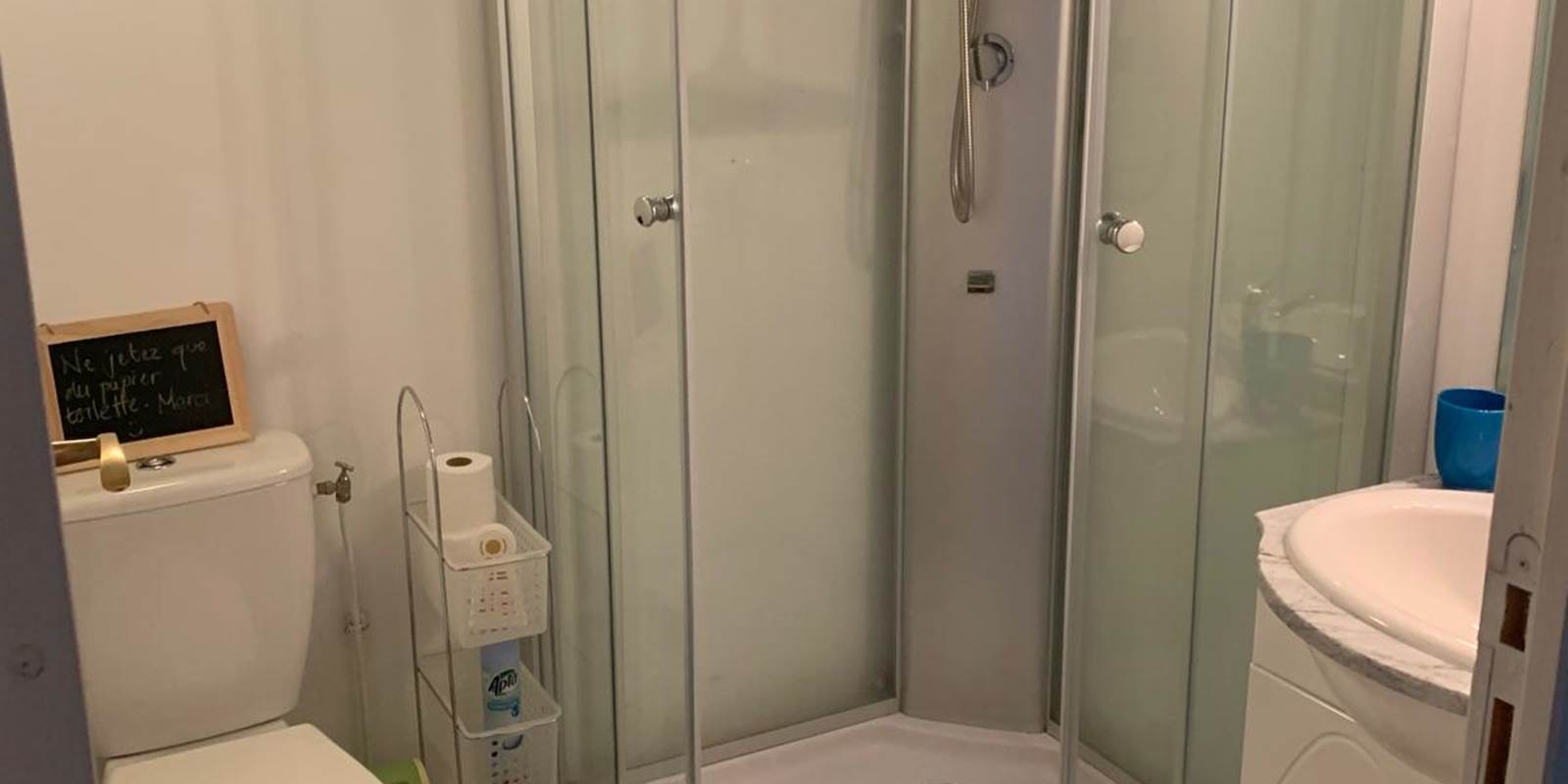 Shower room in Poppies