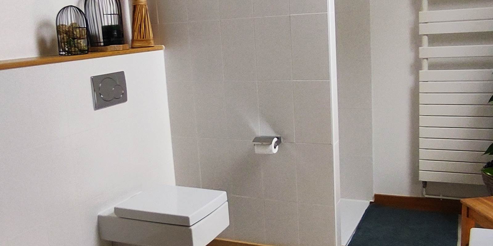 chambredhotes-campagnechic-salledebain-vuedensemble-bidet-wcsuspendu