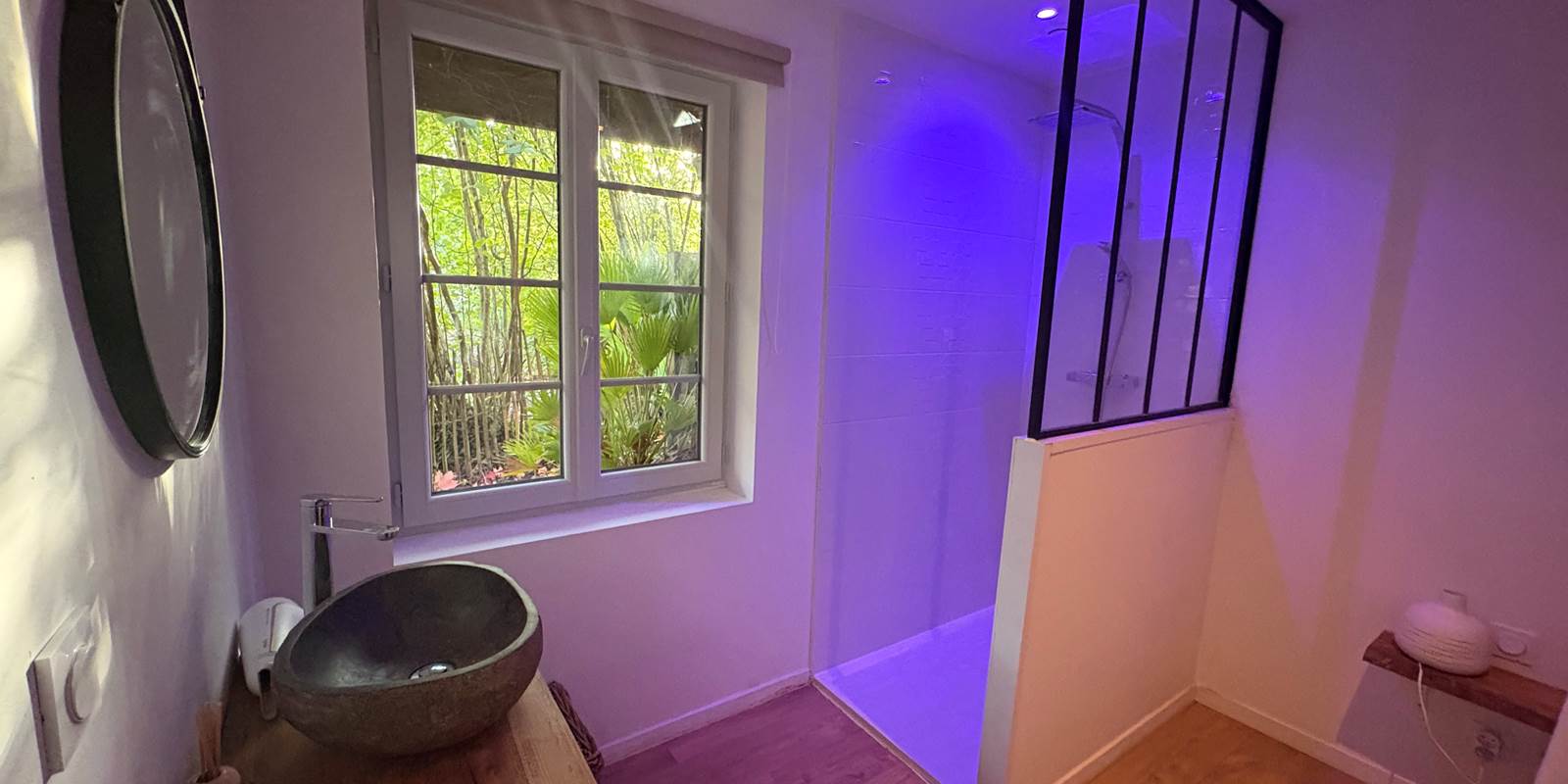 salle-de-bain-pmr-lumineuse-gite-le-lijaly-bournezeau-vendee-accessible.jpg