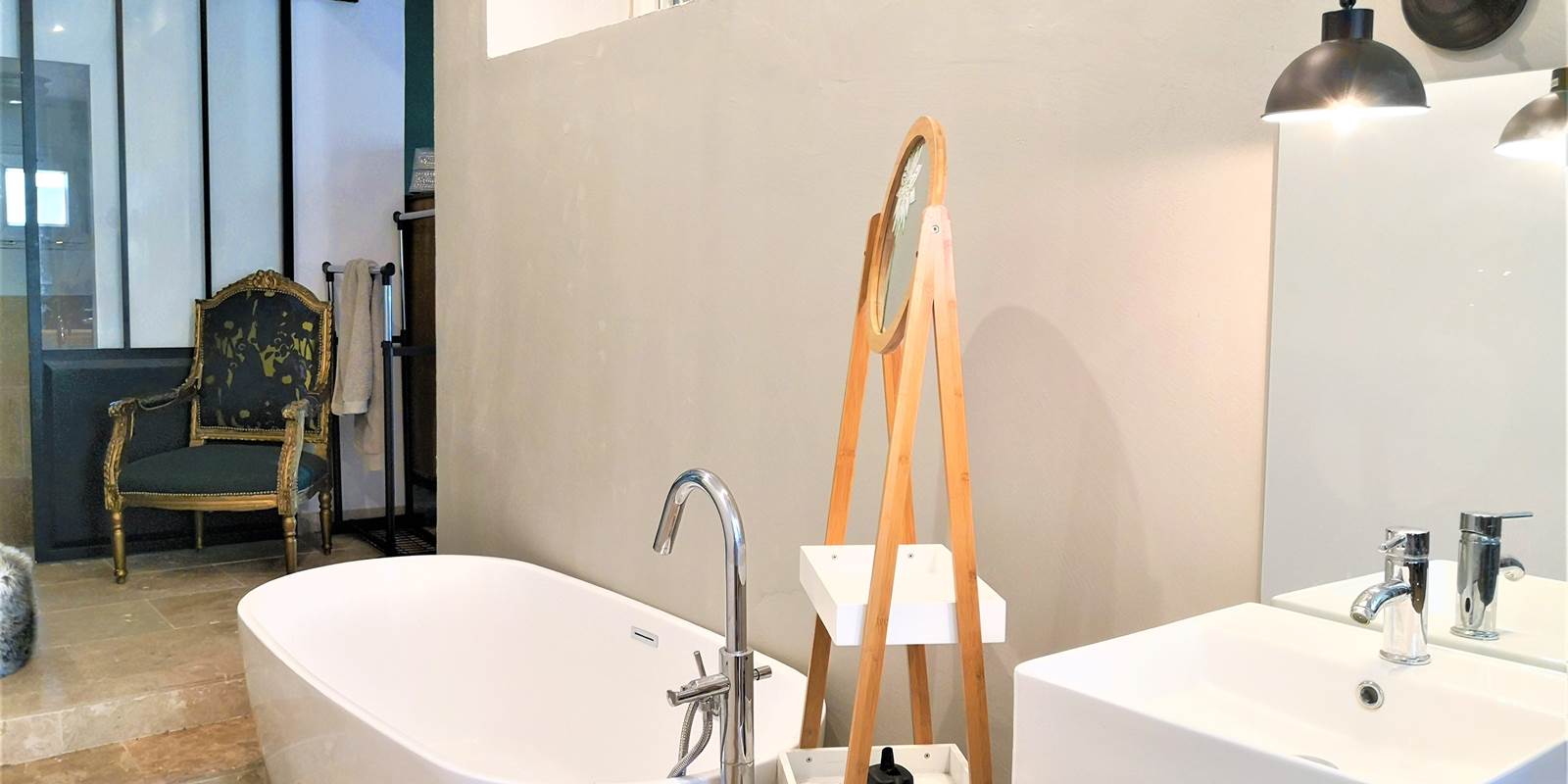 Salle-de-bains avec baignoire