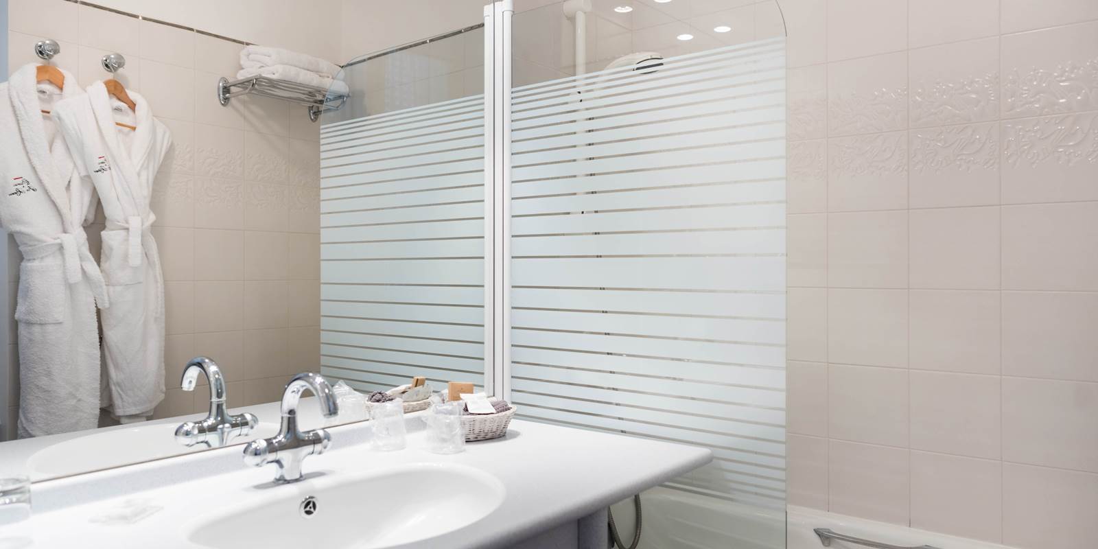 Chambre Verte Château double ou quadruple et salle de bains