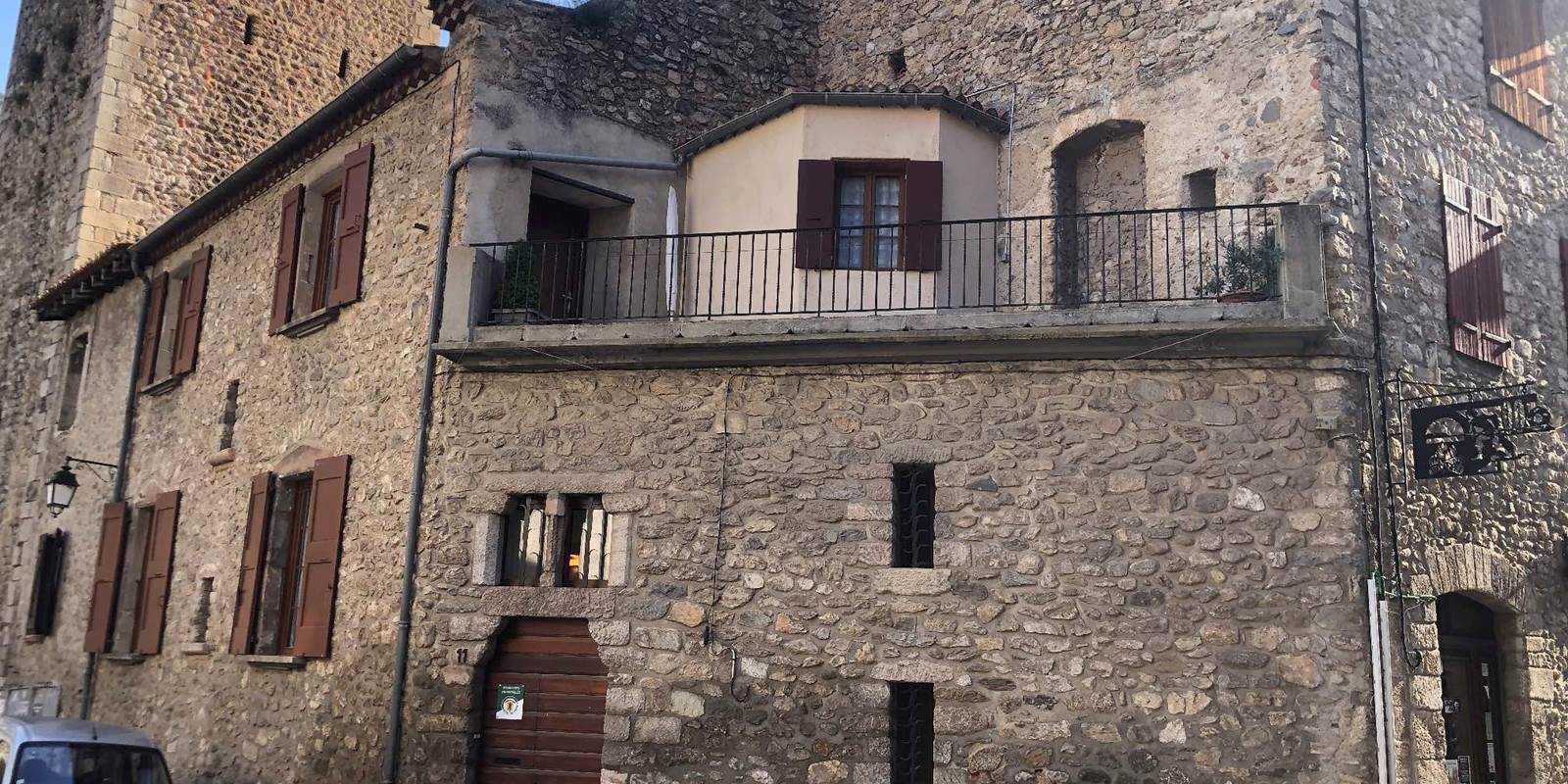 façade de la maison saint Jacques avec sa terrasse