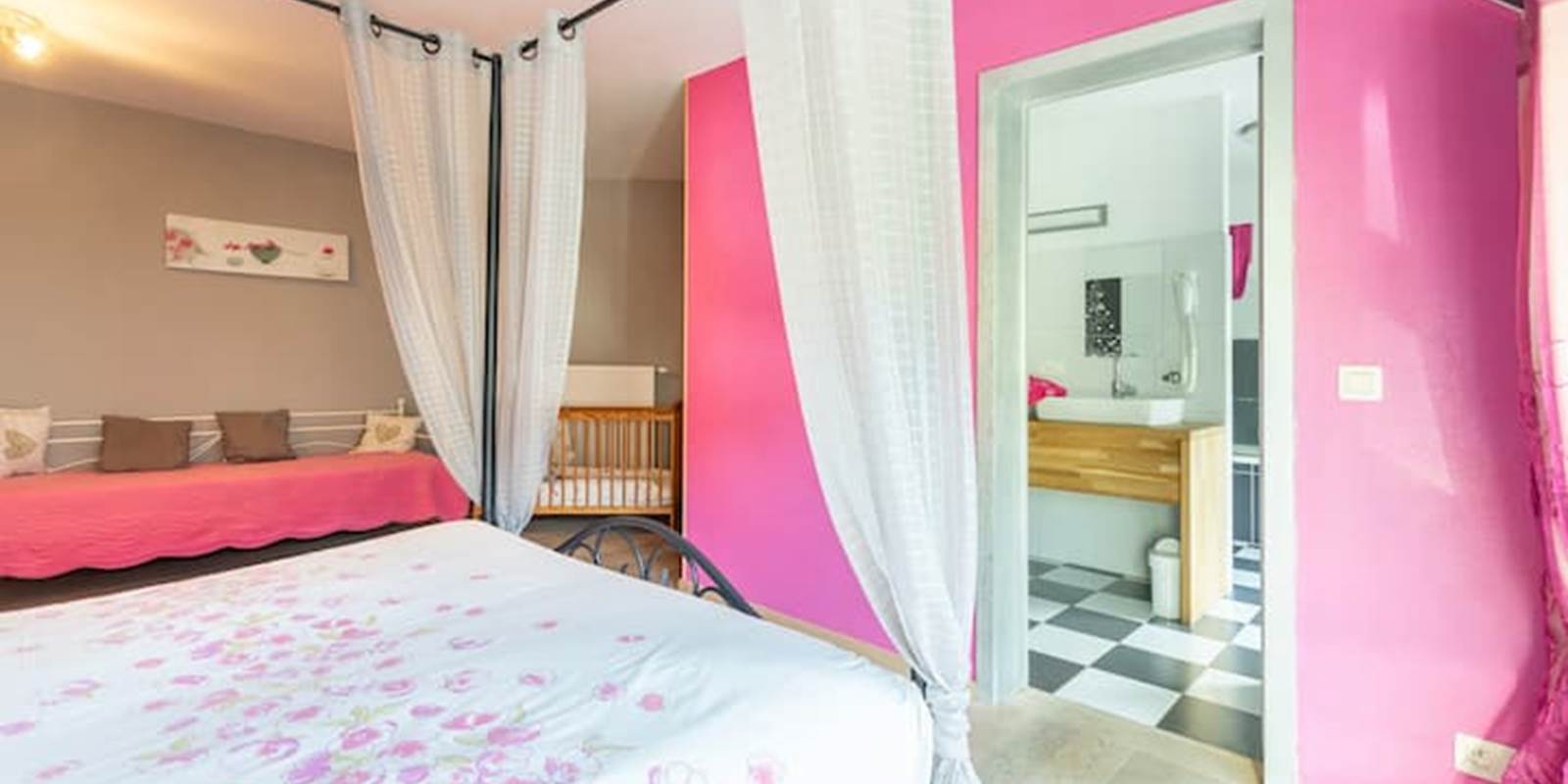 La chambre Fuschia est spacieuse