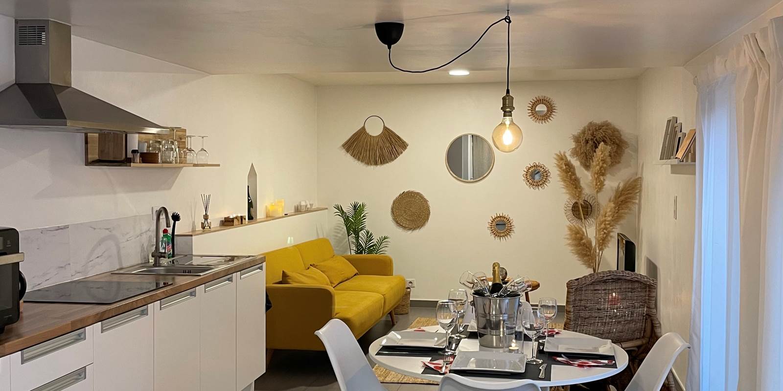 Coin cuisine et salon avec divan lit 2personnes