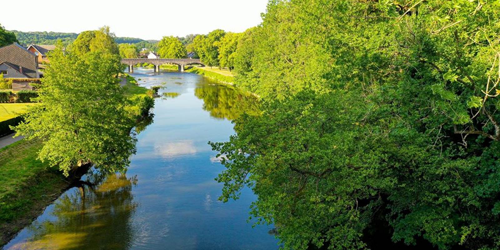 L'Ourthe coule tranquillement en traversant HAMOIR