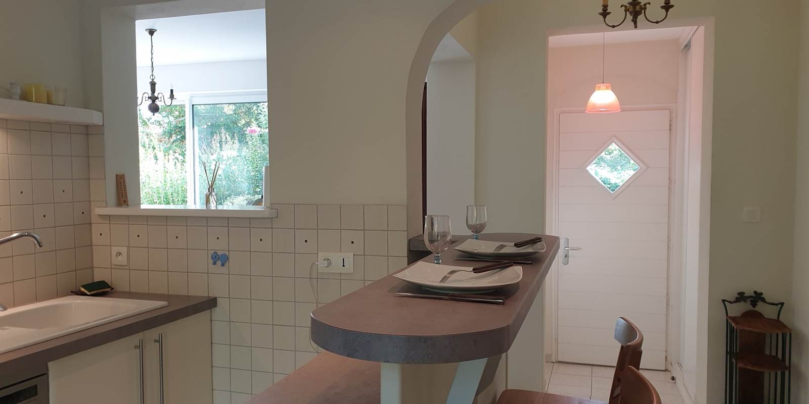 espace cuisine Vue sur entrée 2