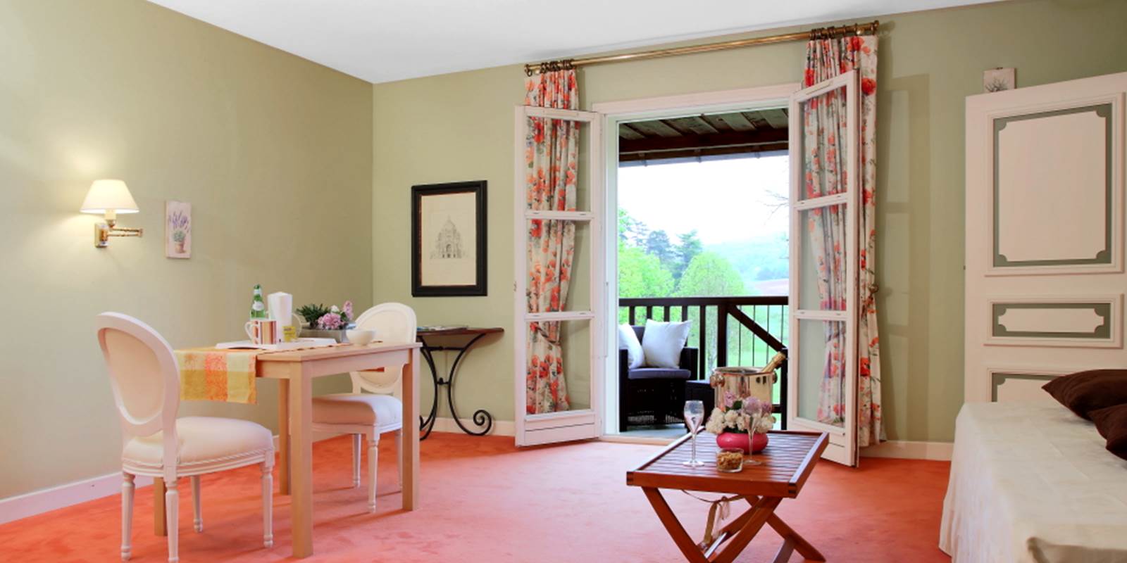 Gîte de charme Junior suite 35 - 36 séjour et balcon vue de l'entrée