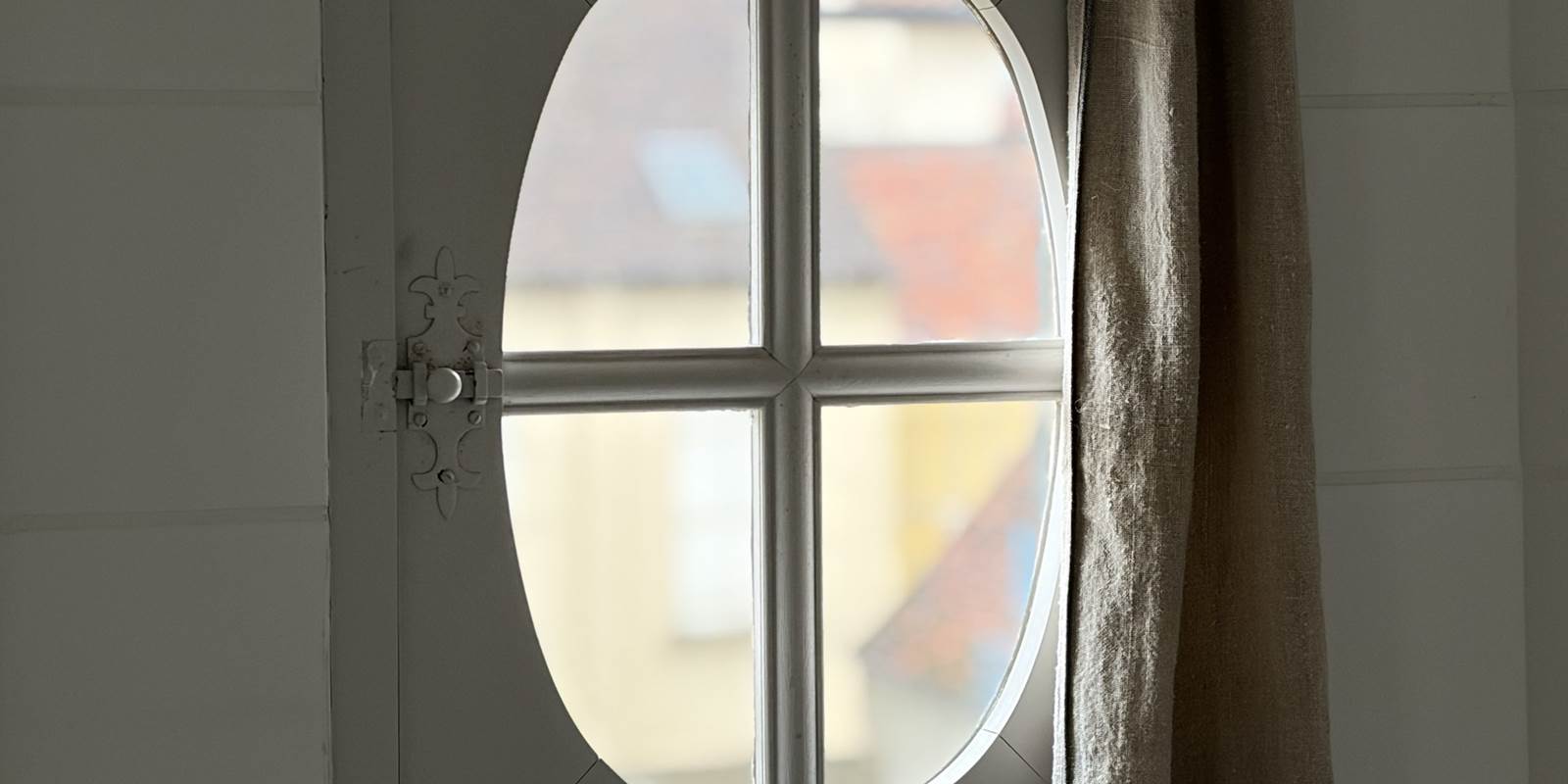 maison-jazey-fenetre-ovale-rideau-lin