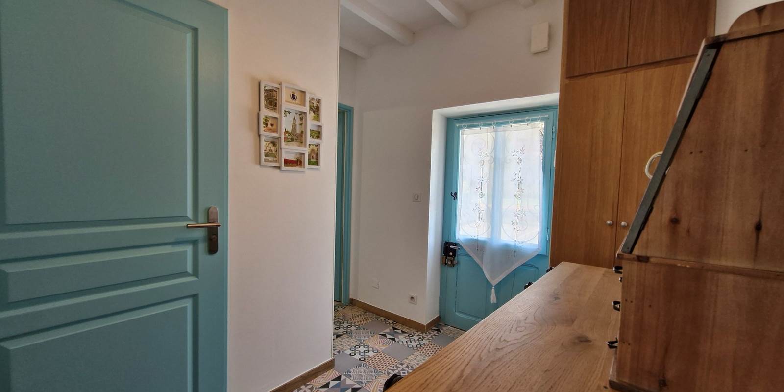 entrée vue sur porte d'entrée rue