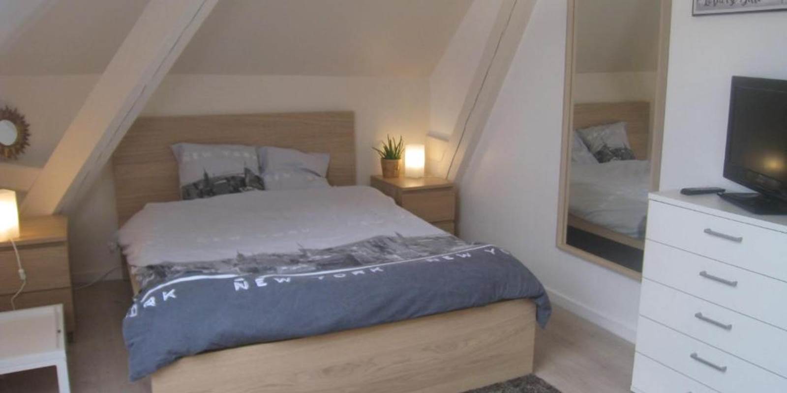 CHAMBRES-GUEBWILLER-Chambre-Double-avec-Salle-de-Bains-Privative-2-personnes-Le-Lit