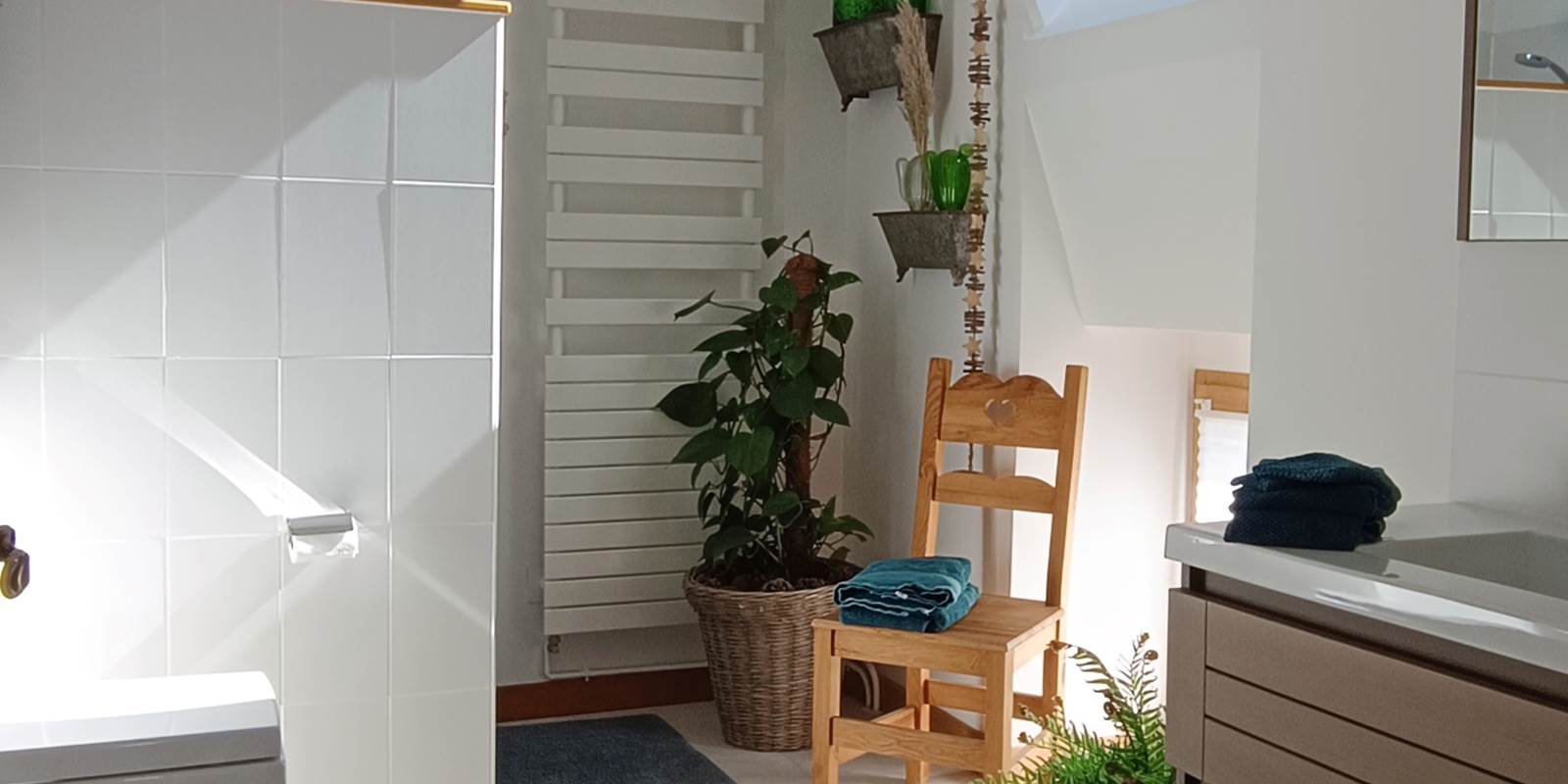 sallledebain-spacieuse-lumineuse-chambredhôtes-hautecorrèze