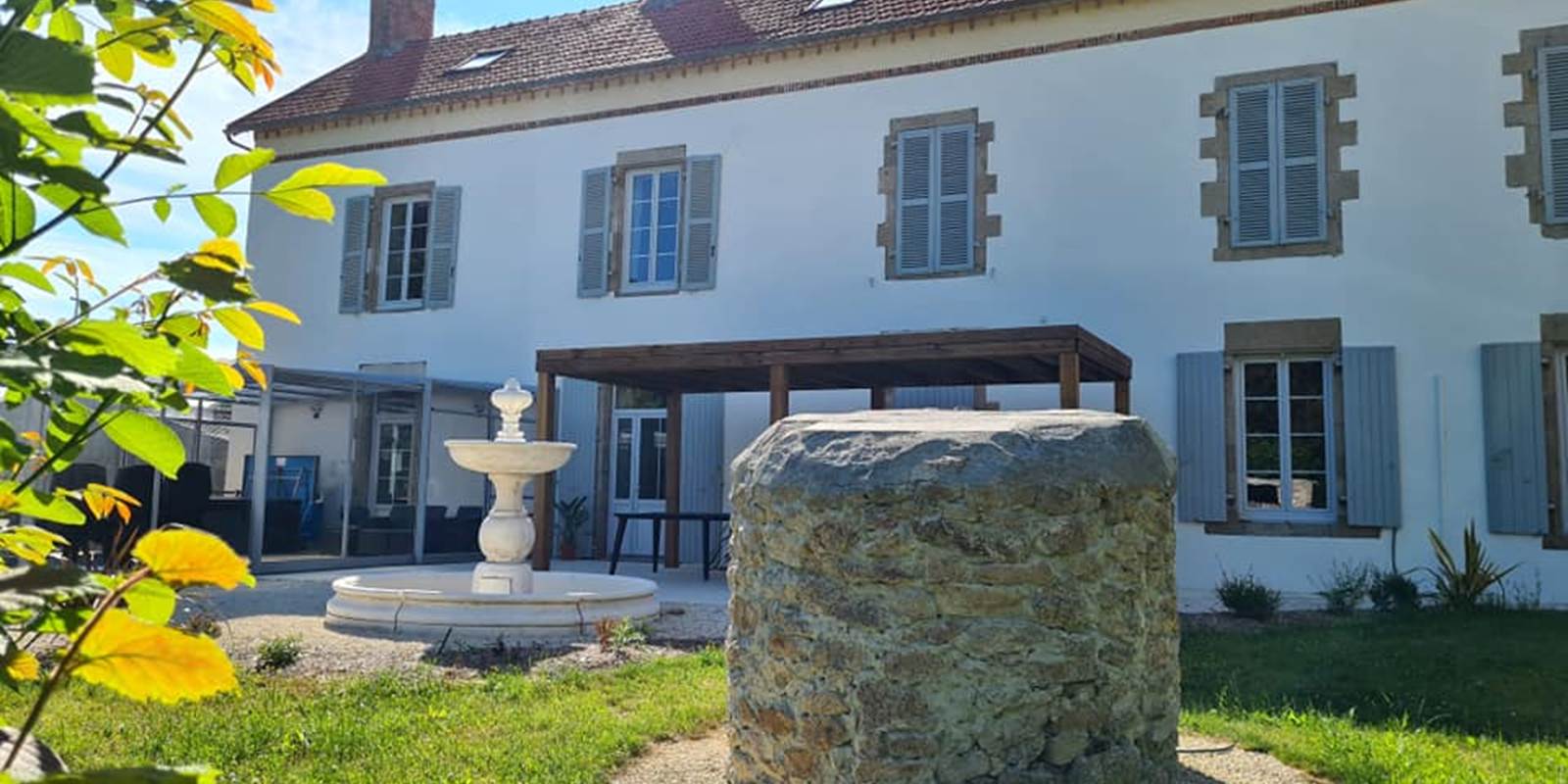 gite-le-lijaly-exterieur-maison-bournezeau-vendee-grande-capacite-famille-vacances.jpg