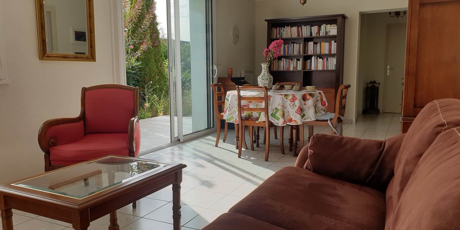 salon vue sur séjour sur baie vitrée 2