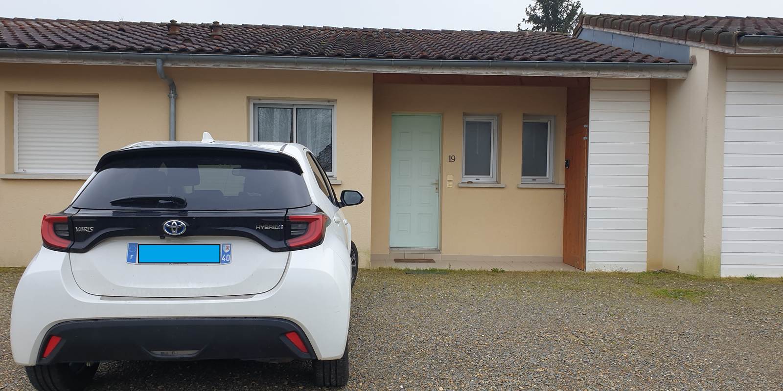 Albizia 19 face avant entrée parking