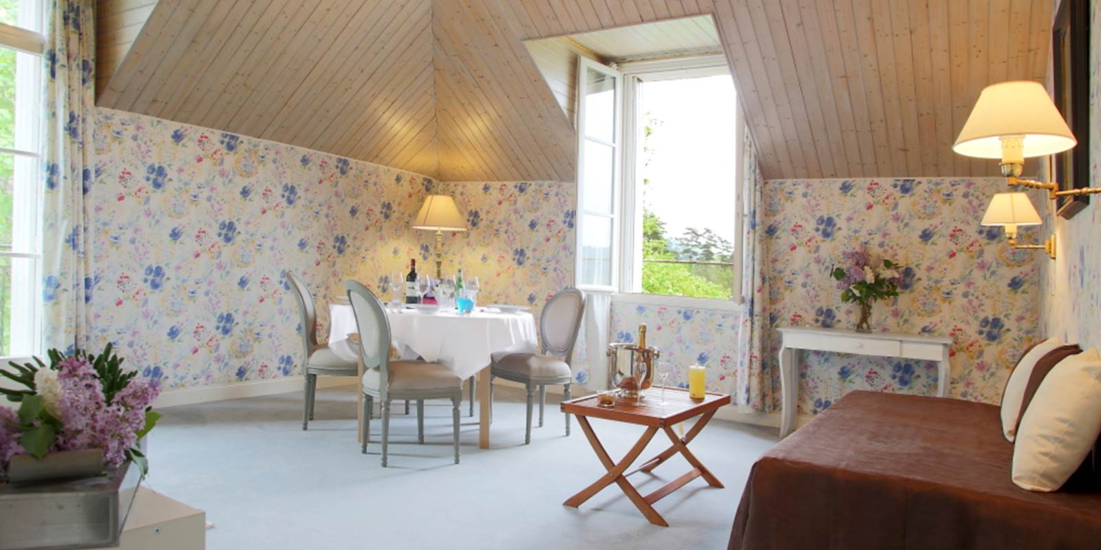 Gîte de charme Suite Privilège 42 41 40  séjour vue de l'entrée