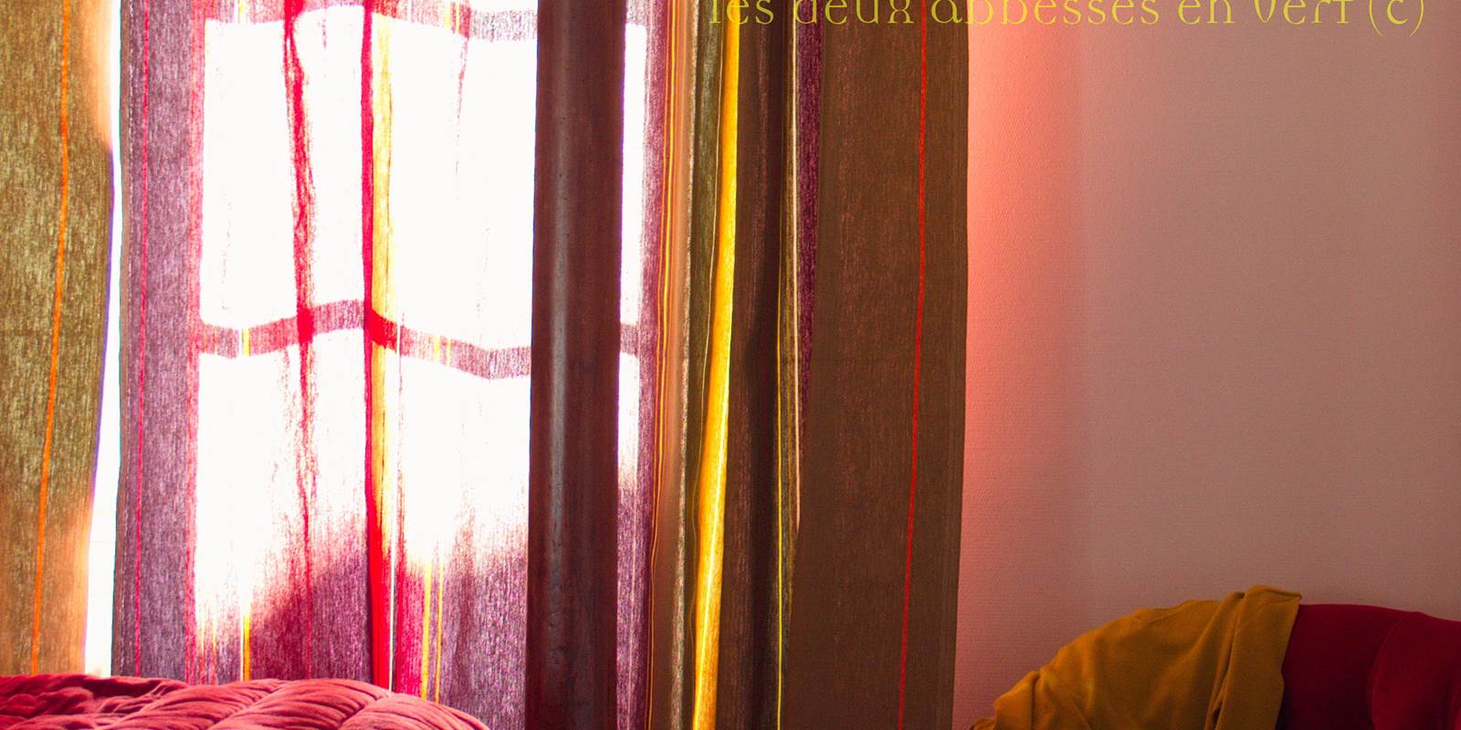 Détail Chauffeuse velours et rideaux fenêtre côté élevage