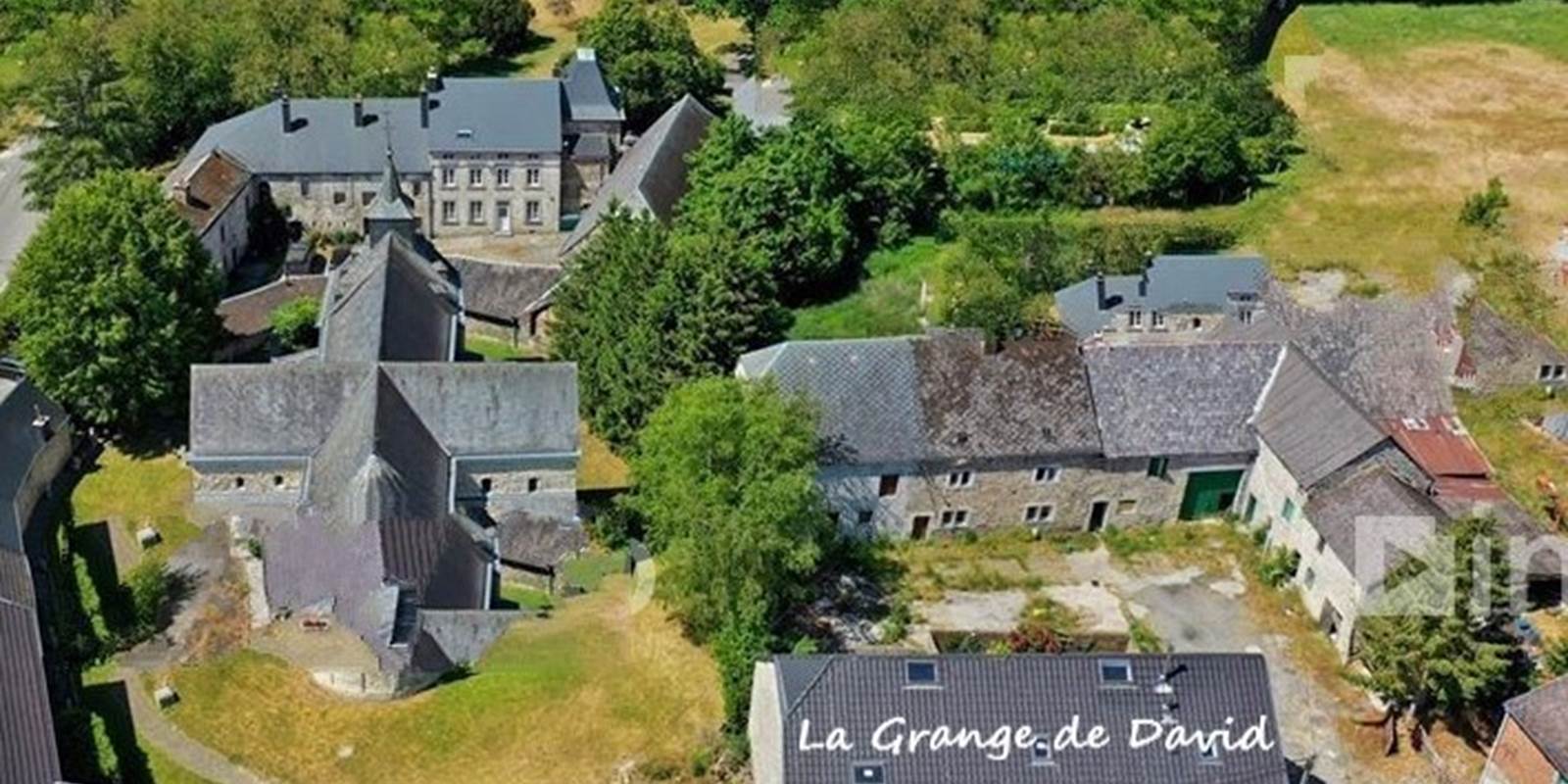 Le gîte jouxte l'église classée