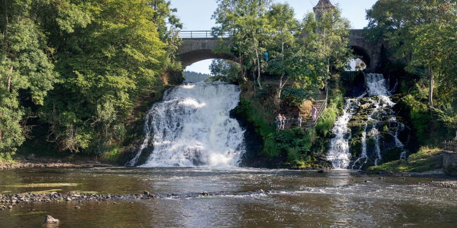 Cascades et lacs naturels