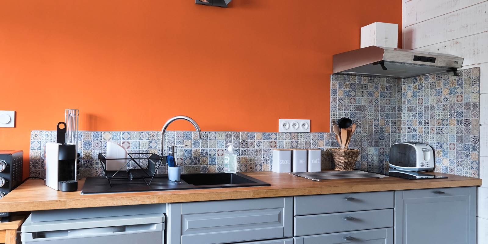 cuisine-induction-hotte-cafe-refrigerateur-ladouceparenthese