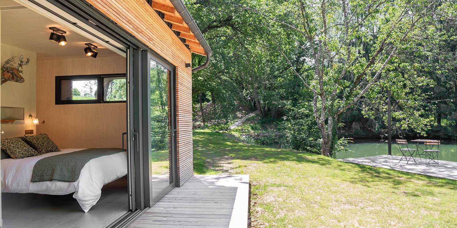 Grande terrasse et terrain privatif