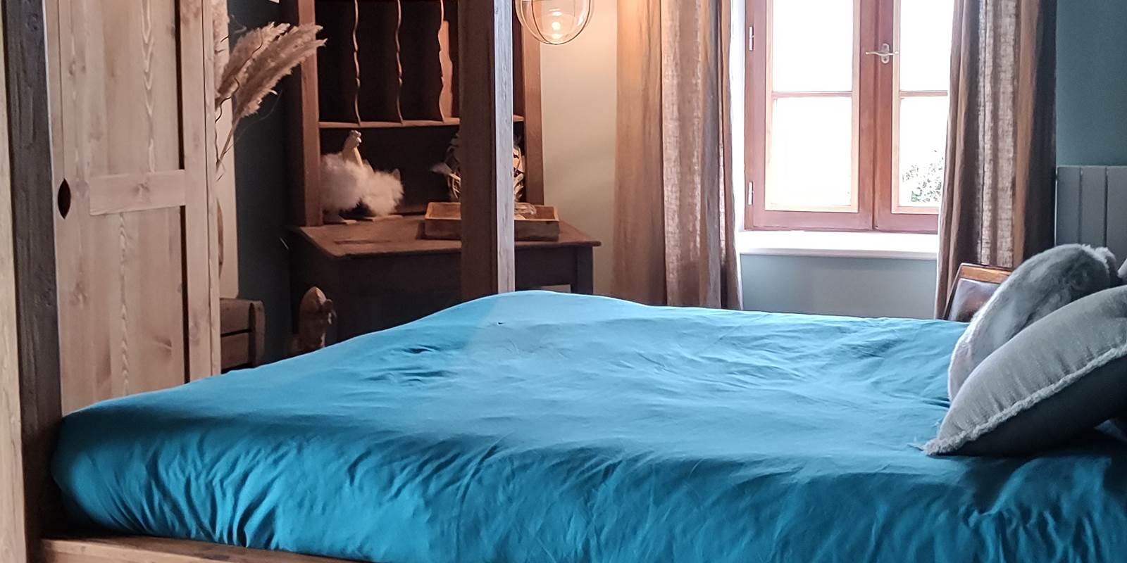 chambredhotes-campagnechic-litbaldaquin-ambiancecosy-chaleurdubois