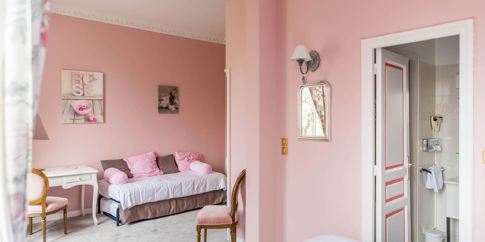Chambre rose canapé
