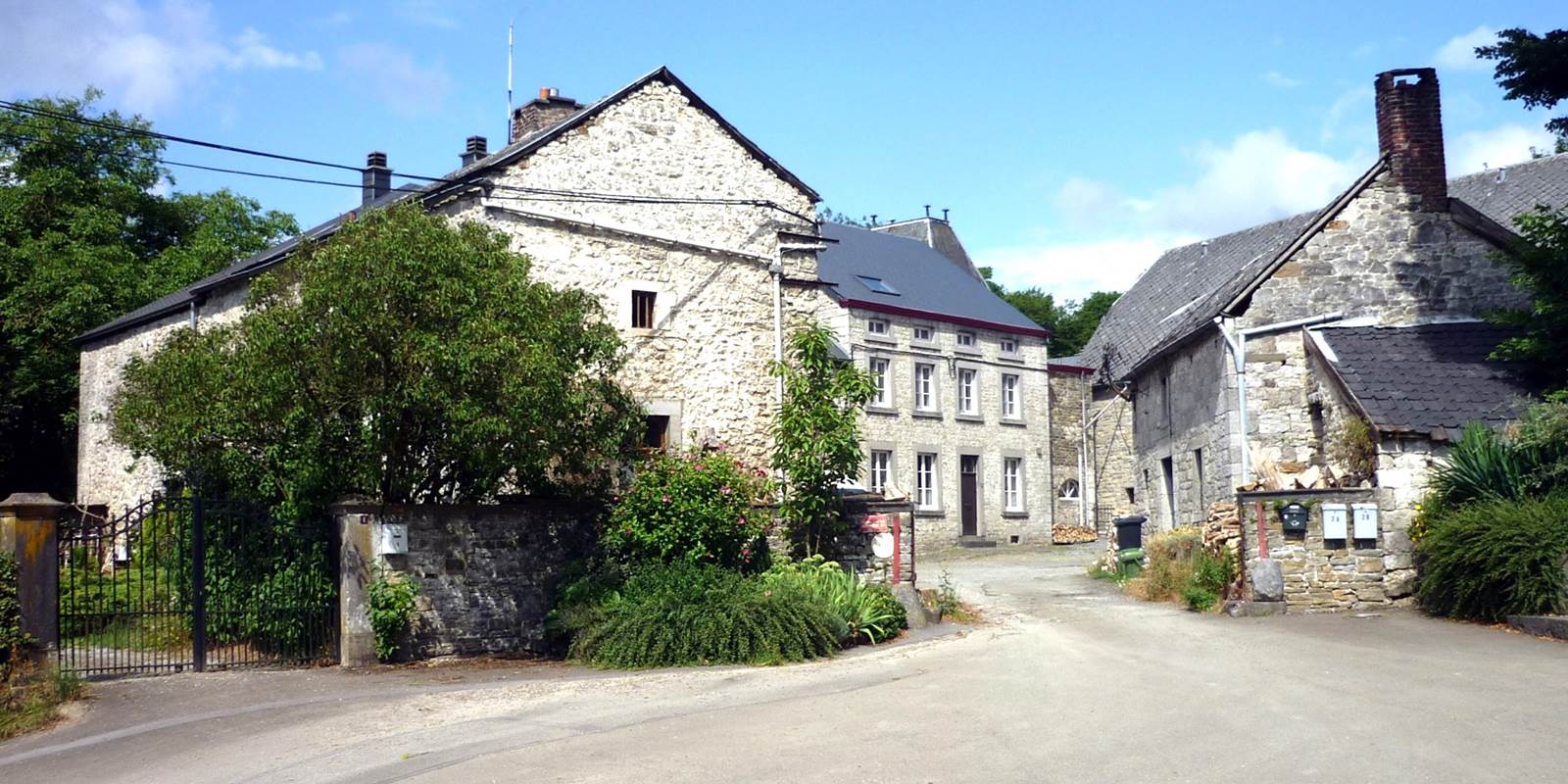 Xhignesse compte +/- 40 habitants mais vous y verrez à gauche de l'Eglise, cette cour de ferme habitée.