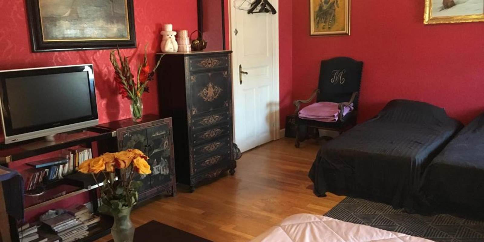 CHAMBRES-GUEBWILLER-Chambre-Quadruple-avec-Salle-de-Bains-Commune-4-personnes-Télévision