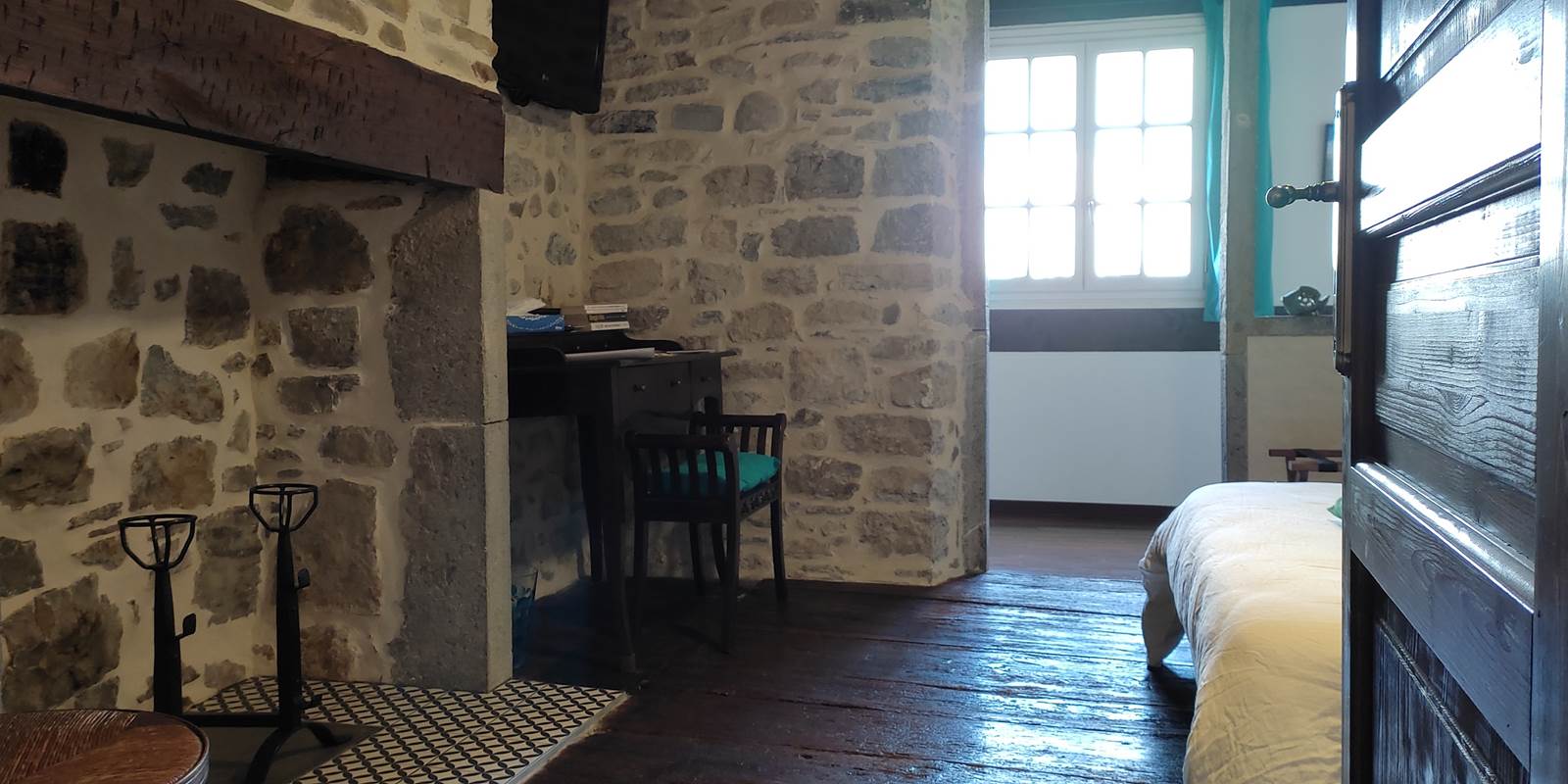 Suite Patrimoine - Authentique avec sa cheminée et son plancher d'époque