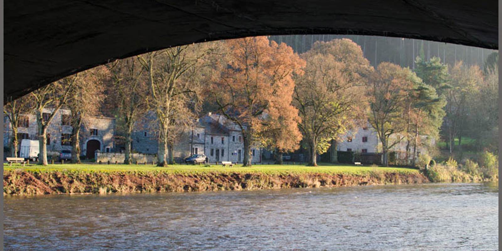 Vue du dessous le pont de Hamoir. Que c'est beau l'automne i