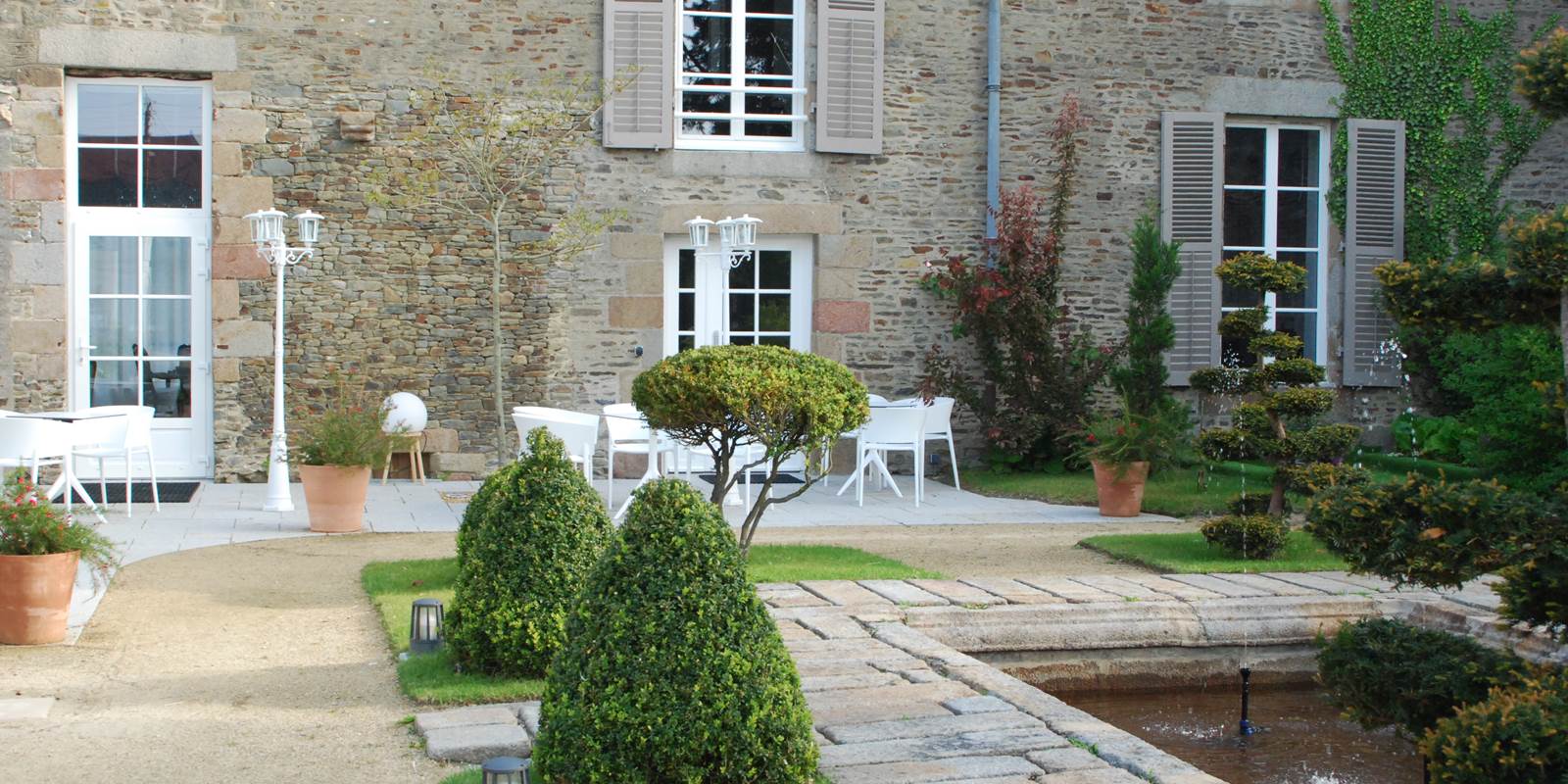 le Jardin clos et son vieux bassin