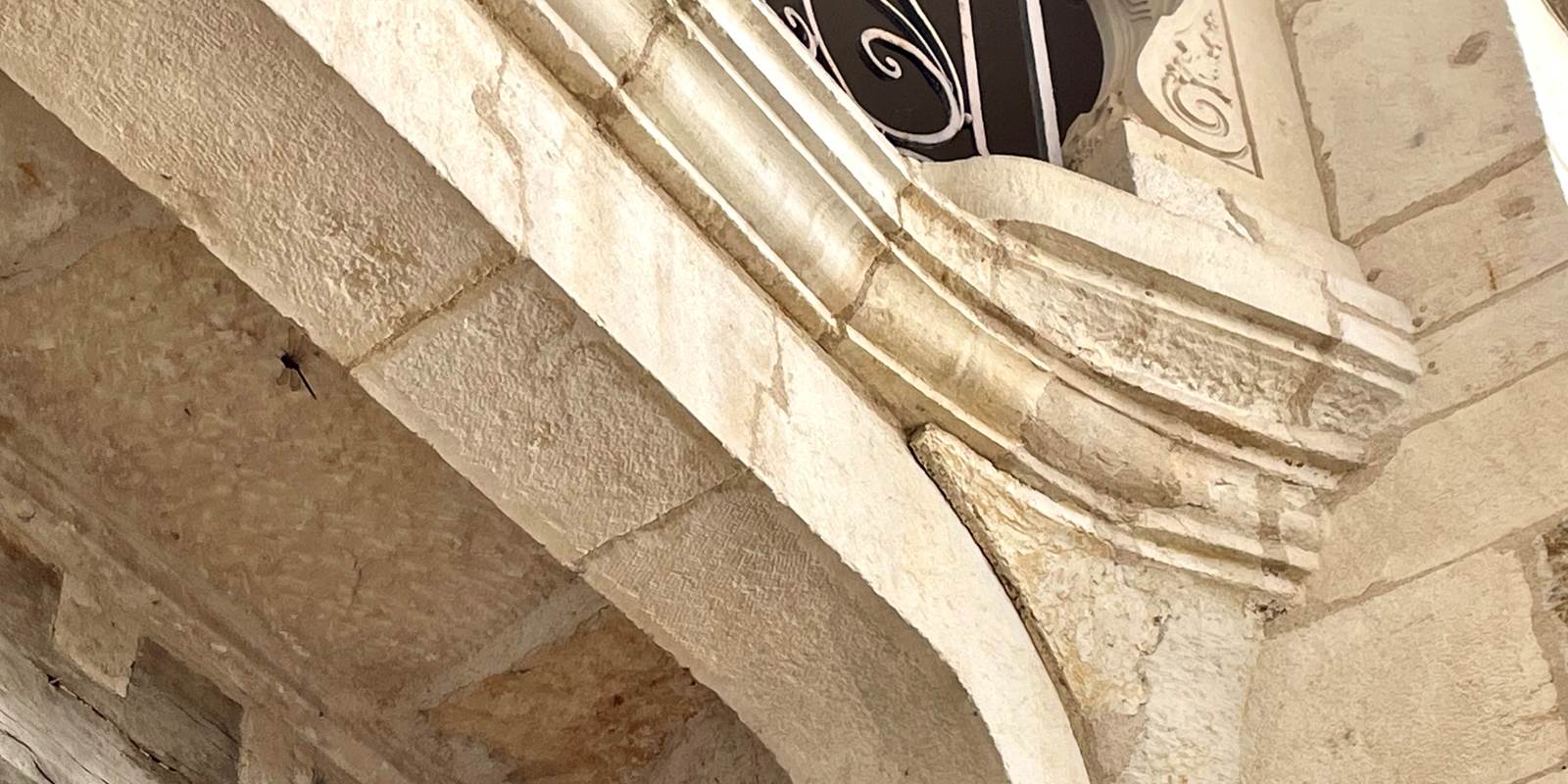 Detail_architecture_bourgogne_hotel_particulier_semur_en_Auxois
