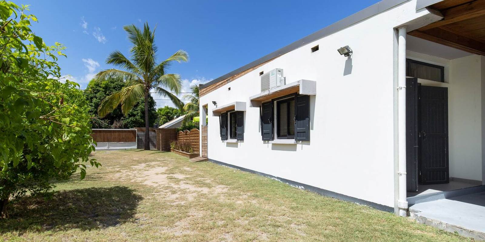 Jardin et espace parking