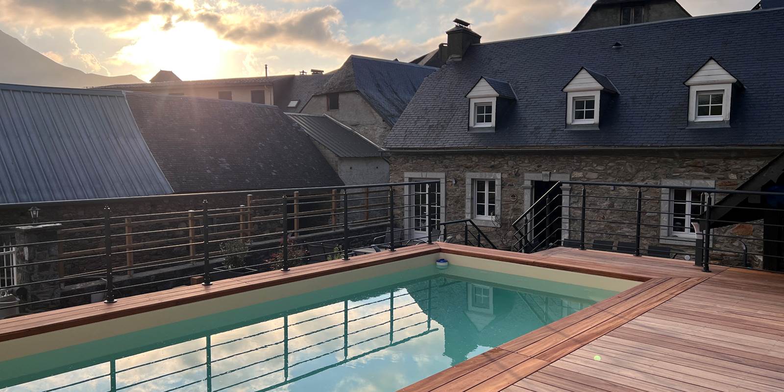Piscine sous le soleil couchant