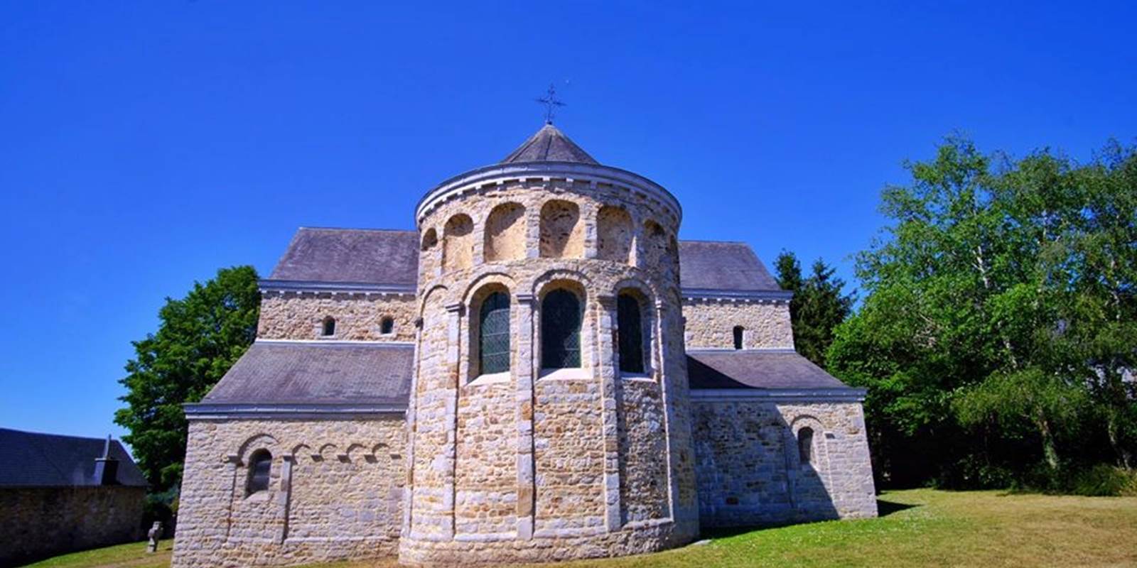 L'église de Xhignesse jouxte nos gîtes