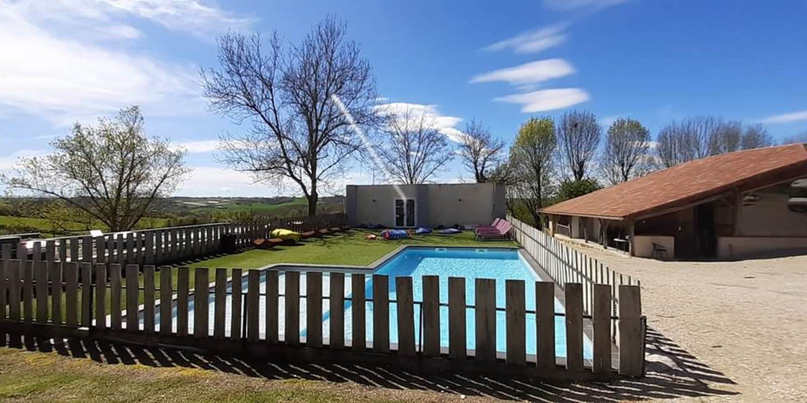 La piscine du Domaine de Massoulac