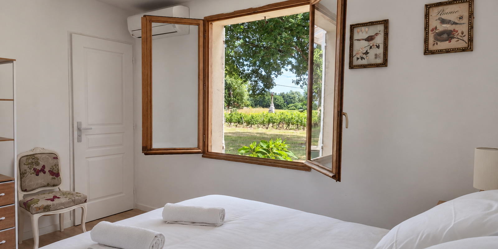 Chambre lumineuse avec vue sur les vignes