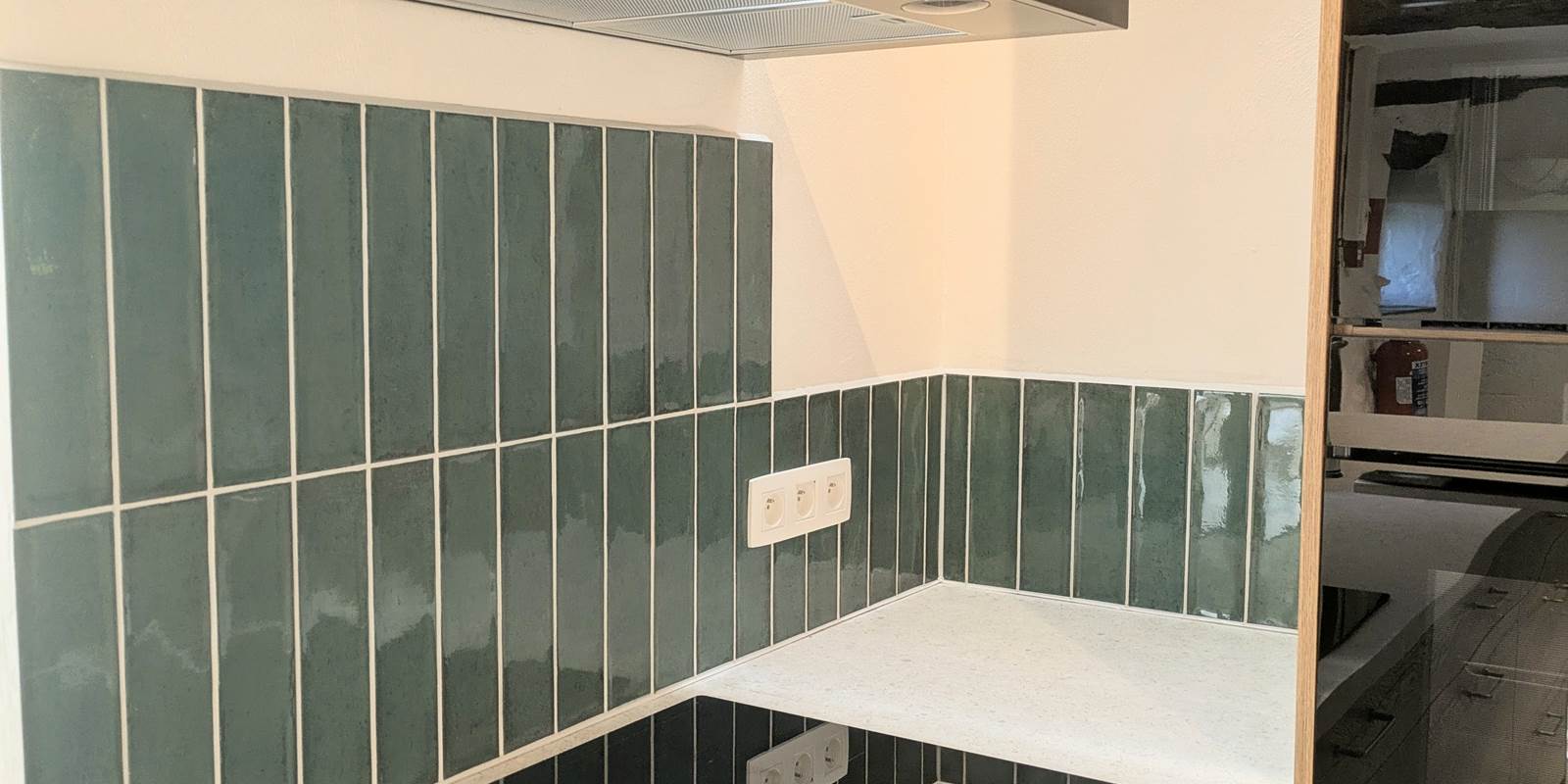 Gros plan sur la plaque à induction moderne de la cuisine équipée du gîte Villa Hérisson