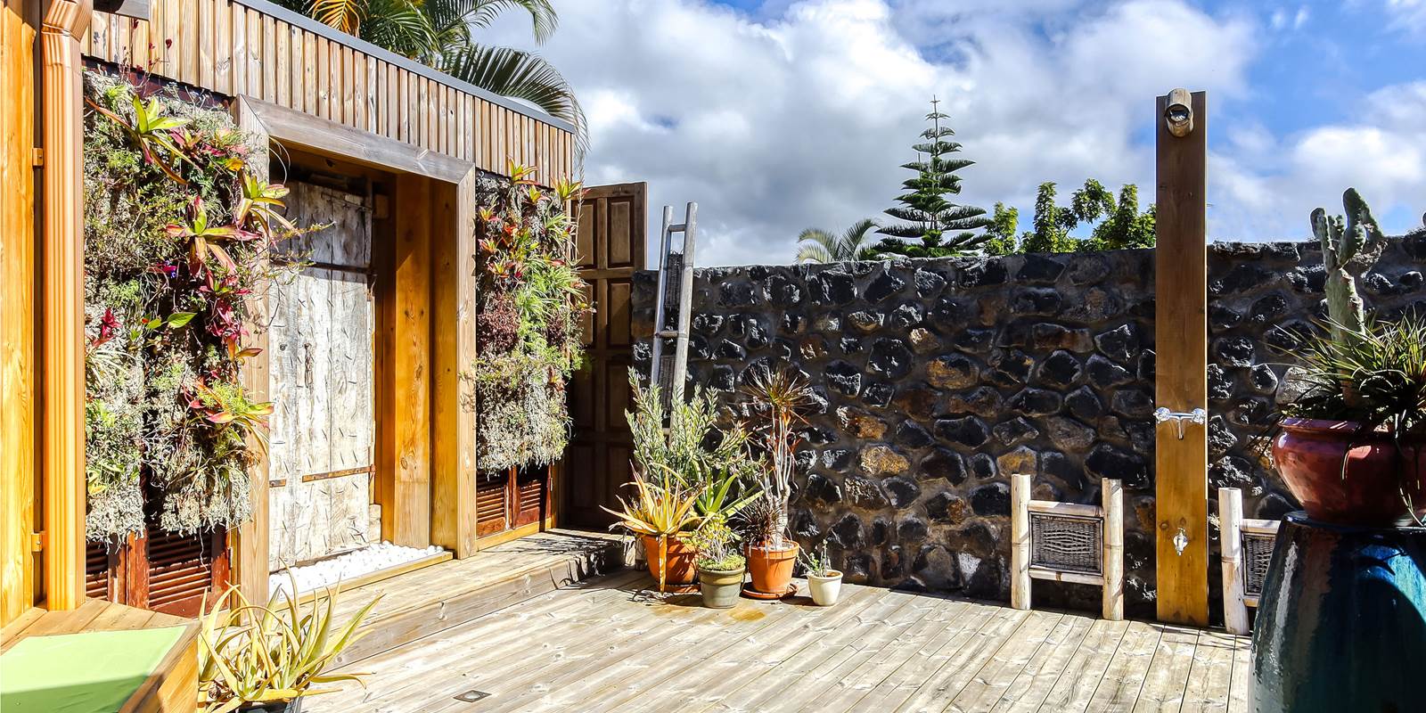 L'Orée du Maïdo - vue deck terrasse plan large